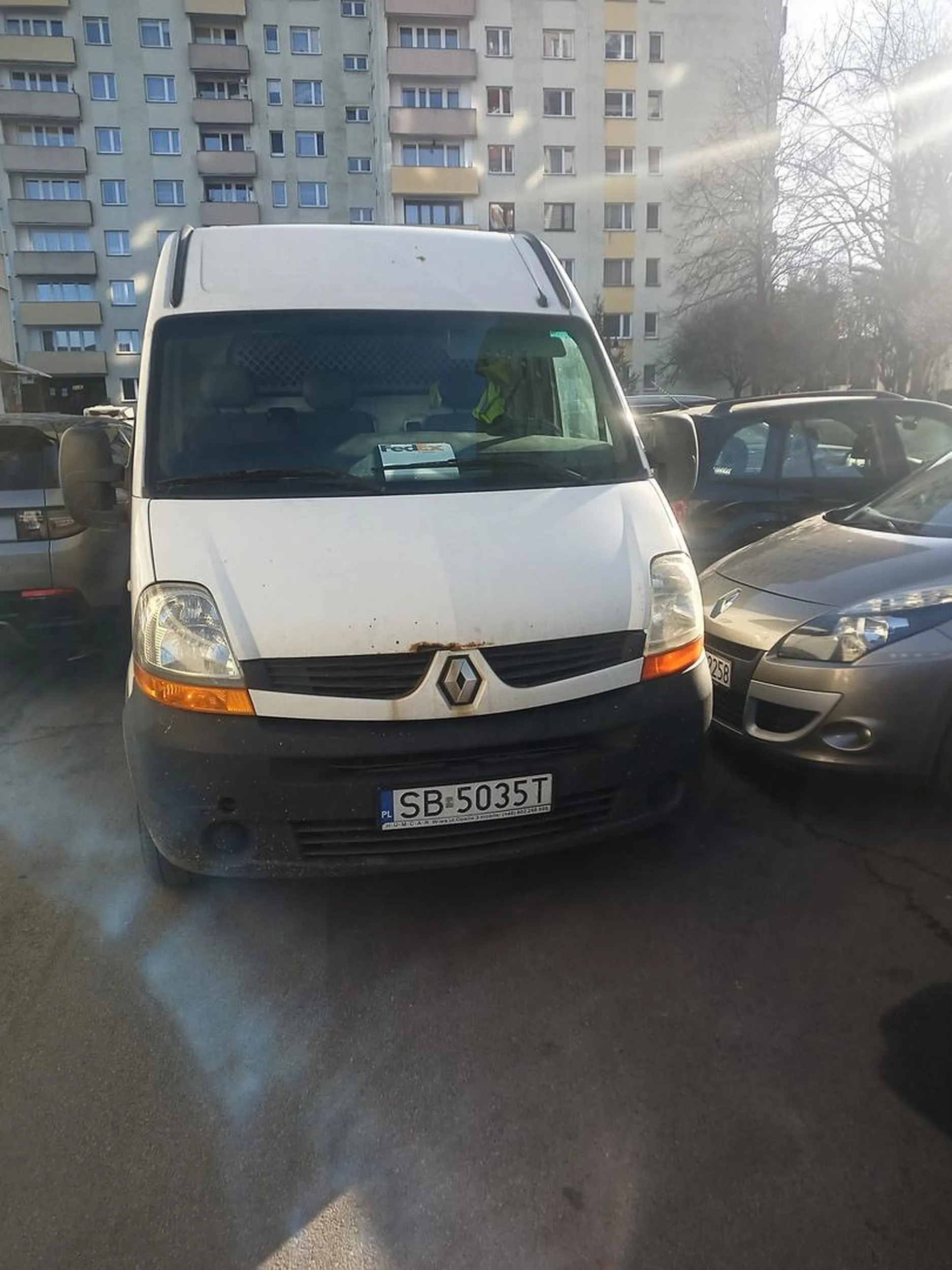 Blokuje parking, przejazd obok na minimetry. Chyba na standard u tego kierowcy by utrudniać innym życie