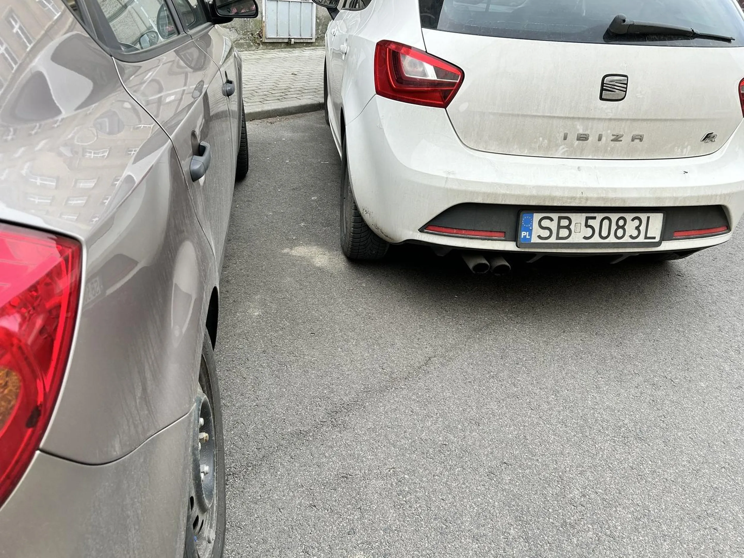 laską zaparkowała na zapałki i siedzi w aucie, a po zwróceniu jej uwagi, że nie mogę otworzyć drzwi od pasażera to stwierdziła, że jak ładnie poproszę to może przestawi ?