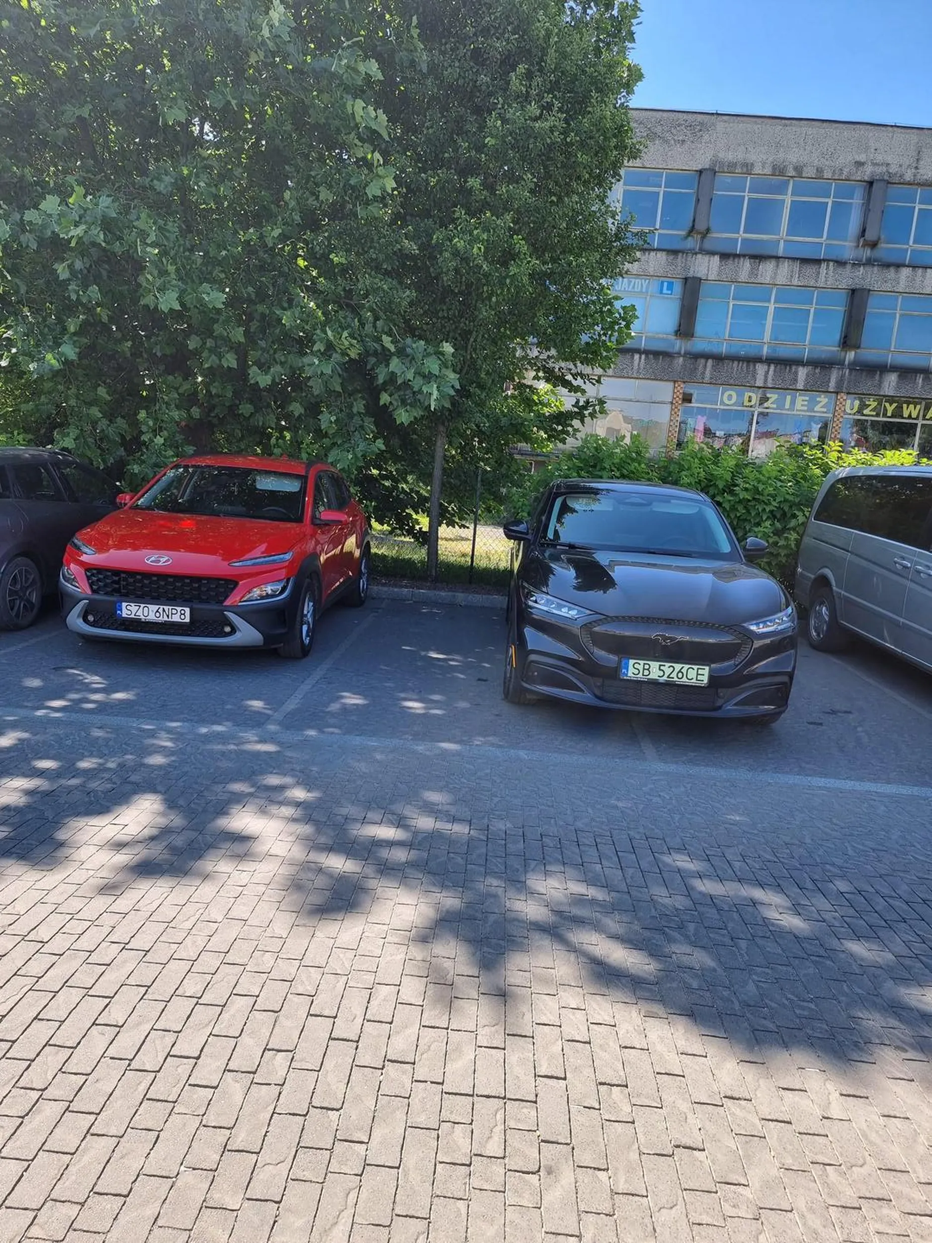 Gratuluję, że udało Ci się stanąć w cieniu- za wszelką cenę, na dwóch miejscach parkingowych. I uprzedzając: tak ten samochód stanął celowo, nie dlatego, że inne wokół źle stały;P