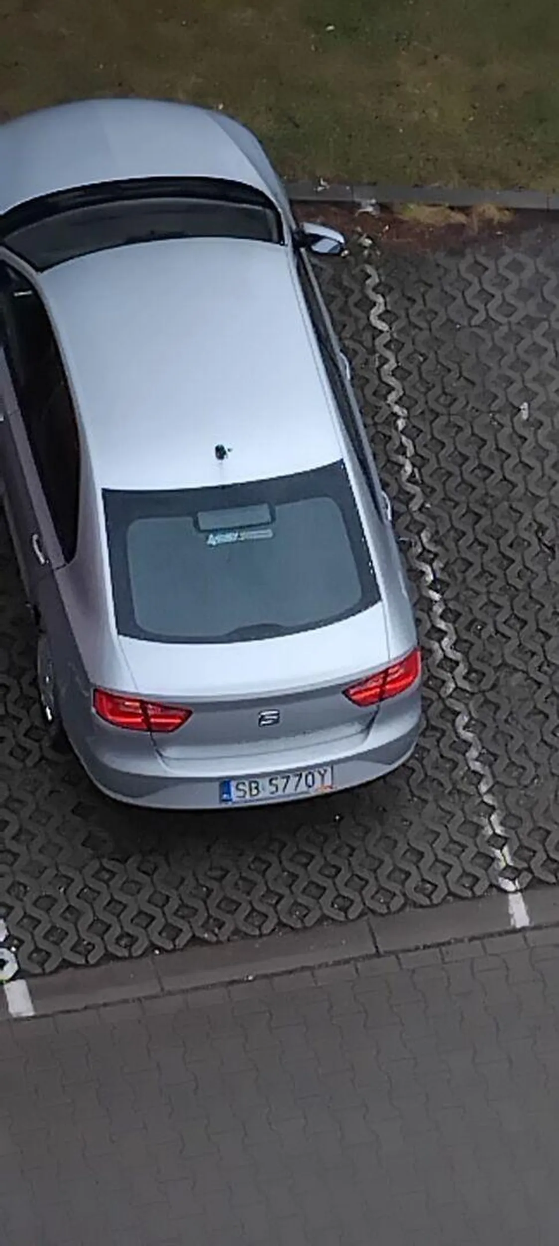 Stary dziad który nie umie jeździć i parkować uważajcie na niego !!