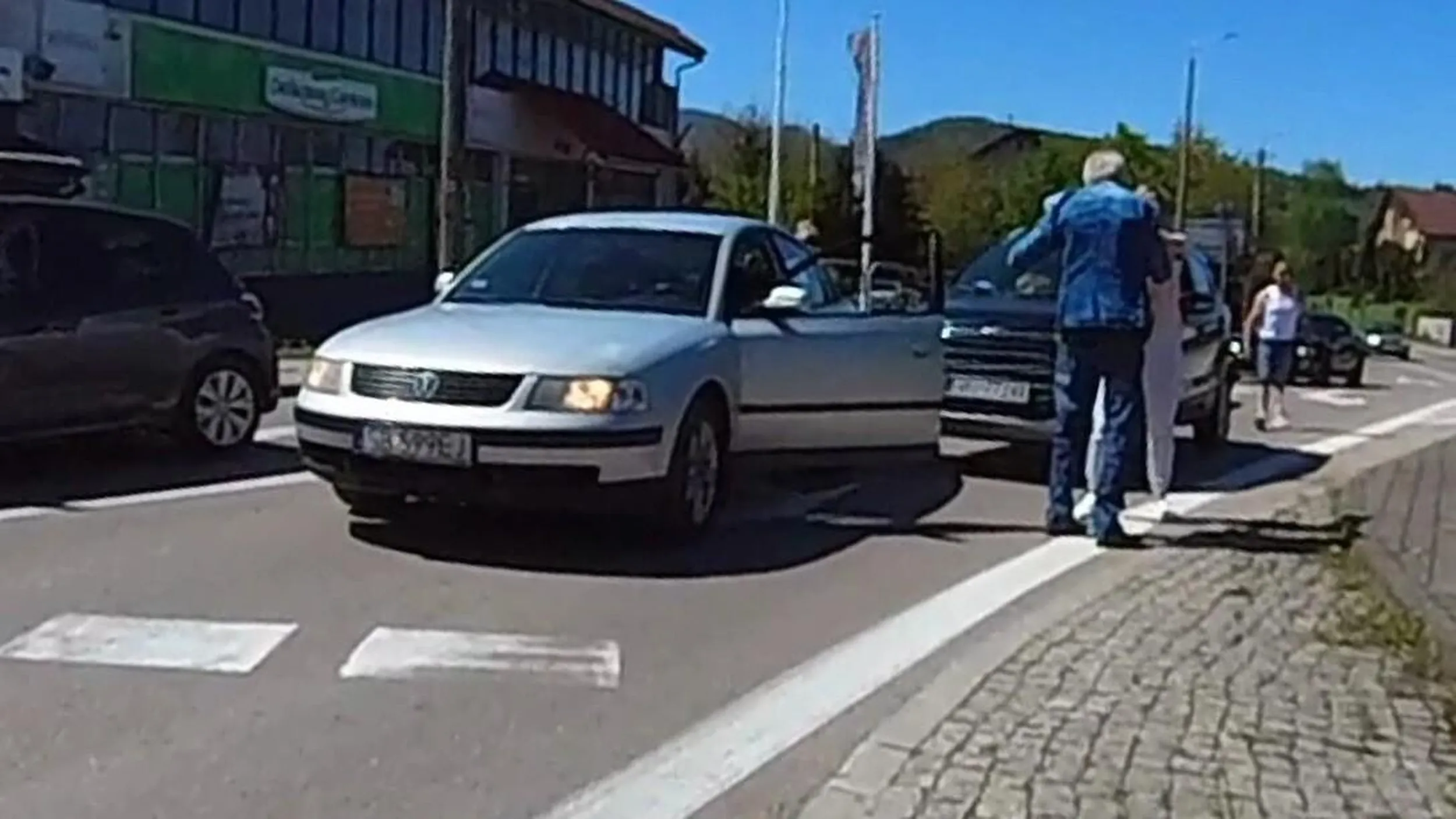 Zajeżdża babie drogę a potem się z nią szarpie.