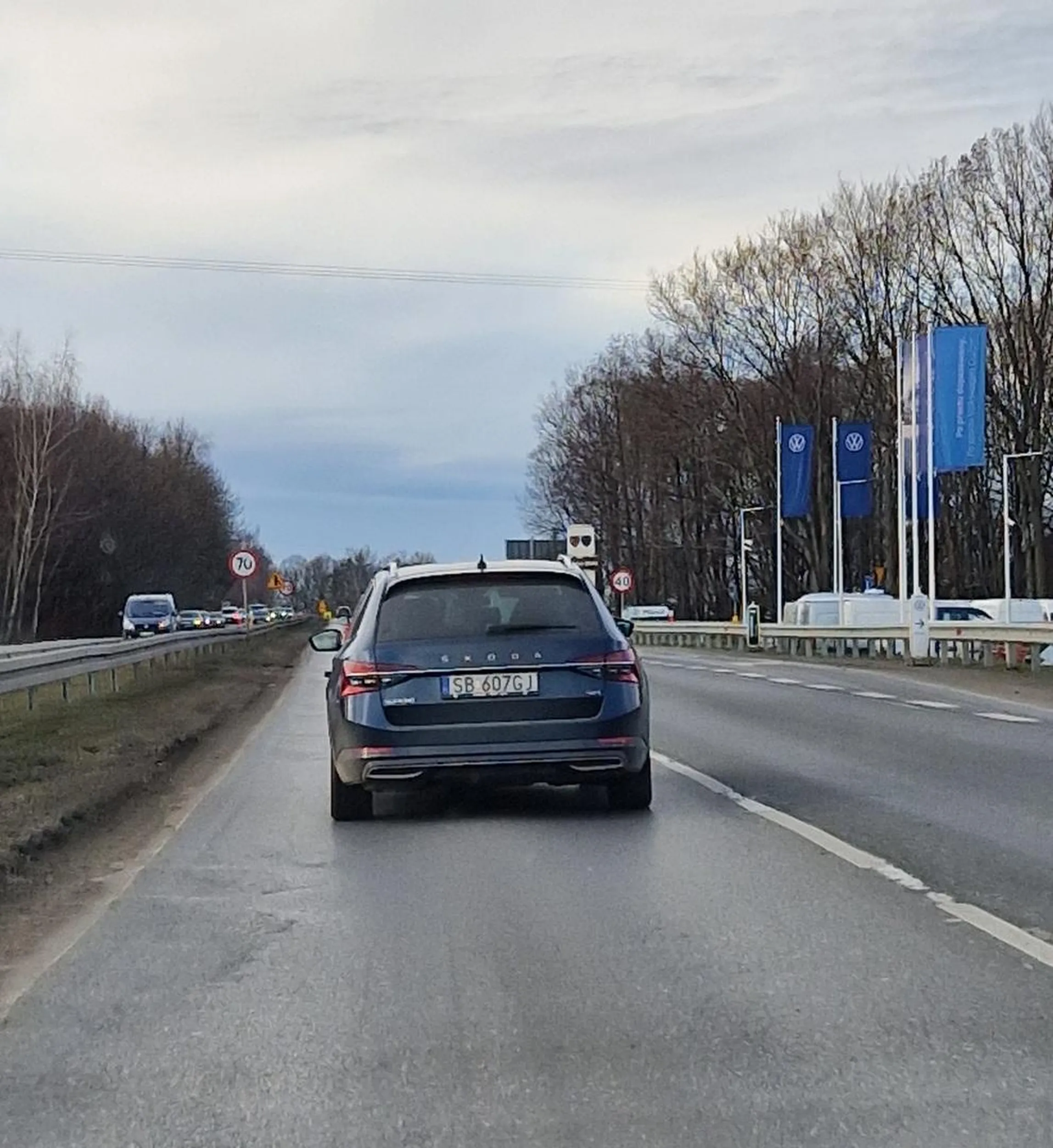 Wariackie wyprzedzanie skrajnie prawym pasem przeznaczonym do zjazdu na S52 w kirunku żywca podczas godzin szczytu. D R A M A T