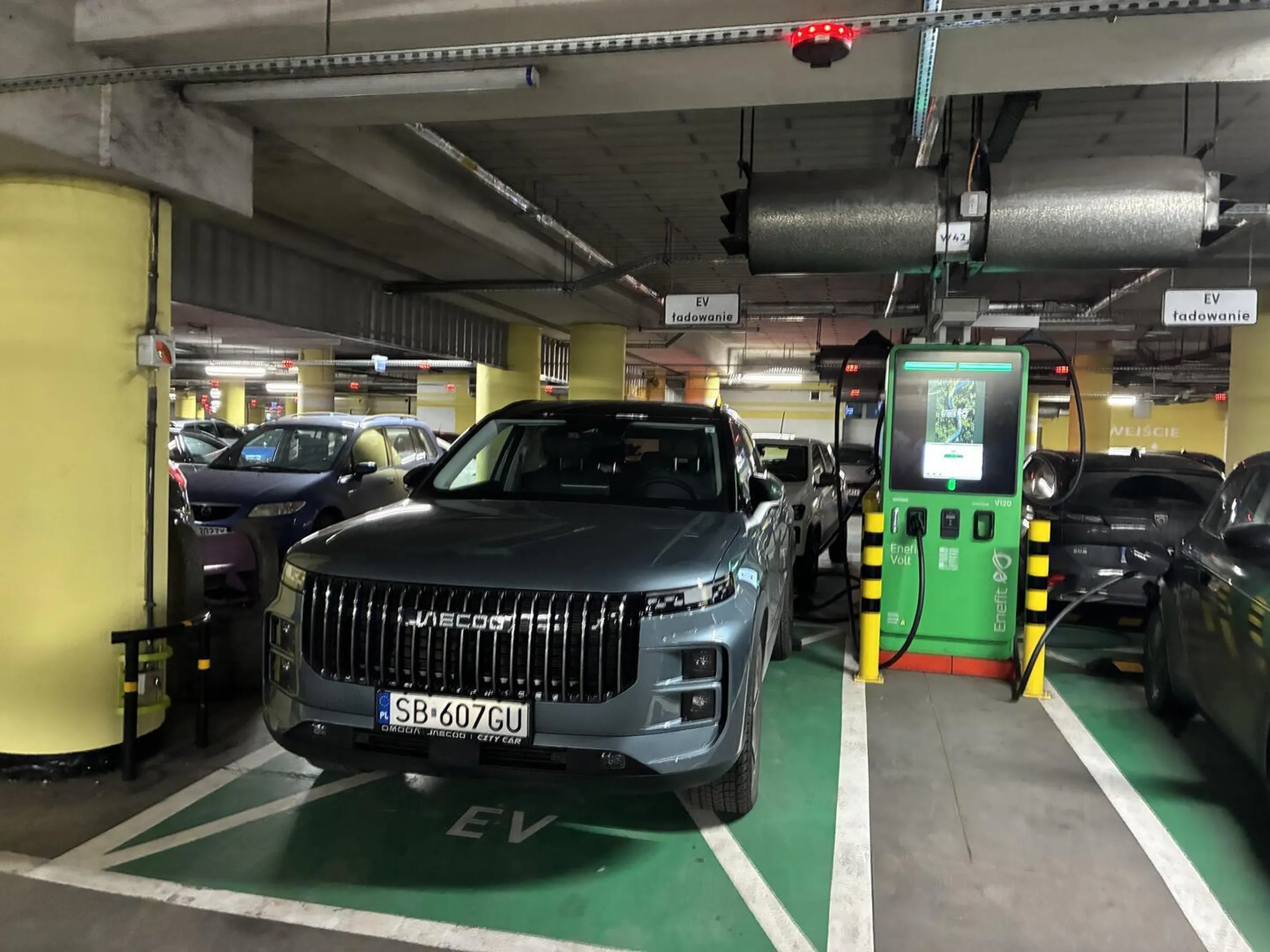 Blokowanie miejsca na ładowarce :) (auto z żadnej strony nie podpięte)