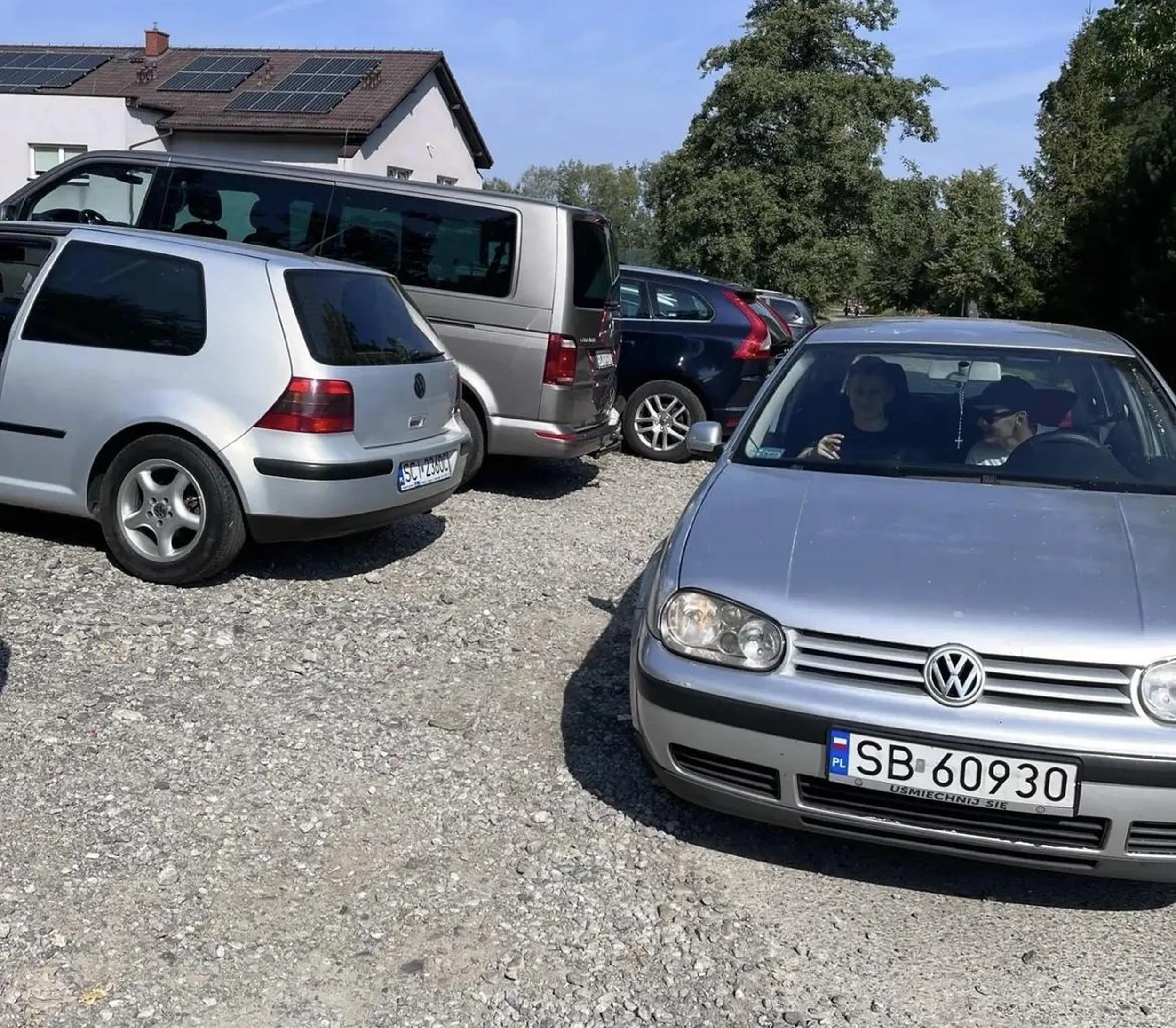 kierowca tego gruza powinien powtórzyć sobie jeszcze pare razy kurs nauki jazdy, jeździ jak kretyn i do tego z jakimś kurduplem, który to wszystko nagrywa. Żenada zastawianie samochodu i wyprzedzanie na ciągłej, nic tylko pogratulować buractwa na drodze