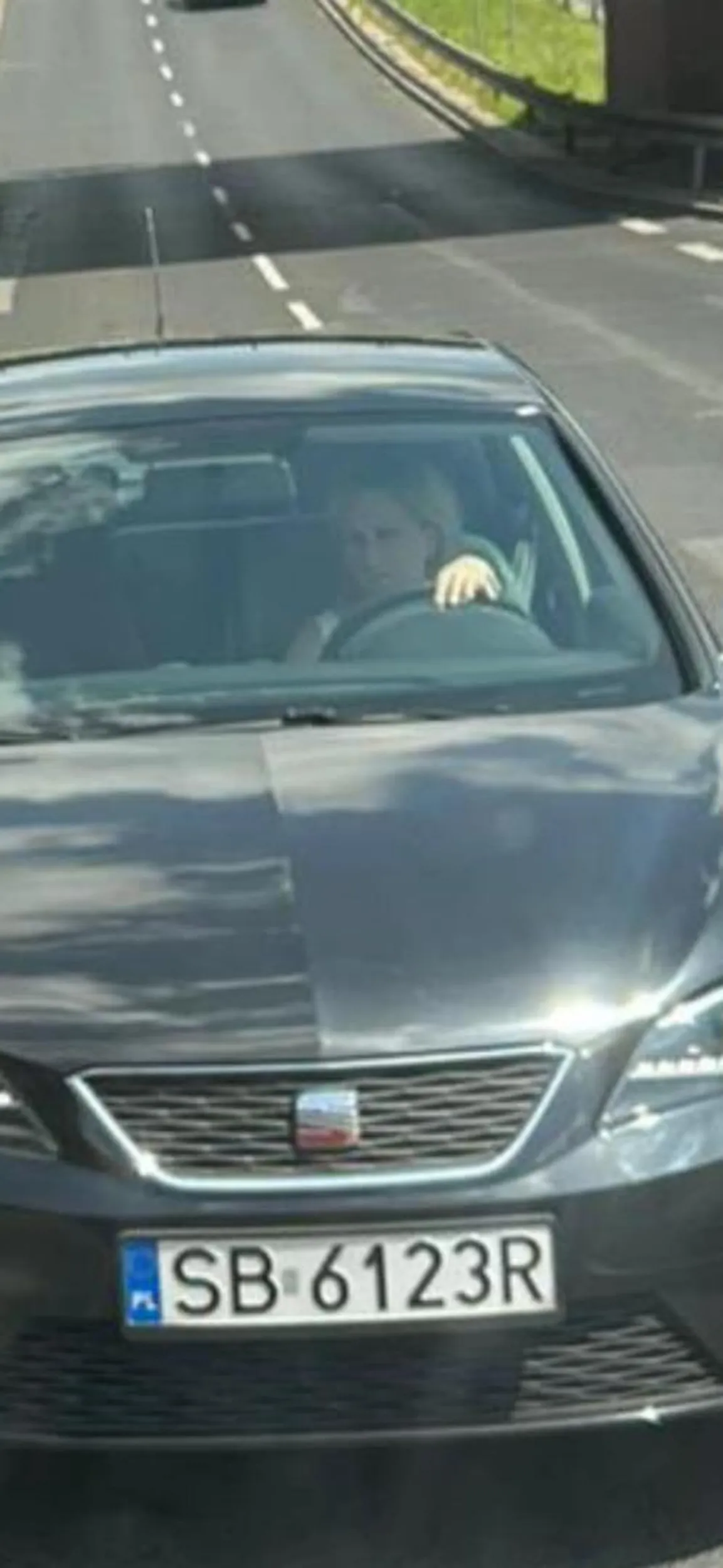 Jedzie i bawi się swoją cipką