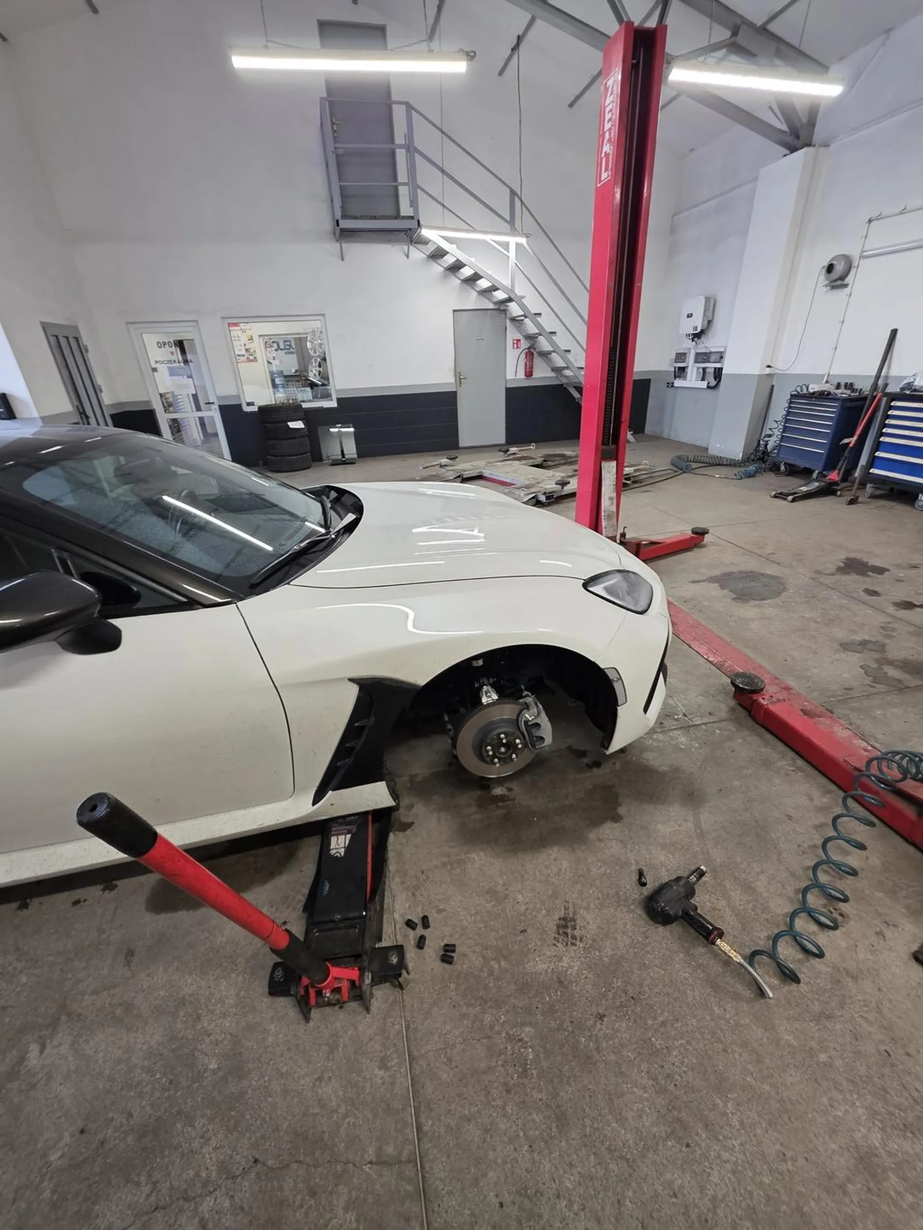 Zepsuło mi się auto na trasie gdy jechałem z moją żoną do szpitala na poród. Kierowca tego auta zatrzymał się, naprawił mi samochód i eskortował do szpitala. Na końcu okazało się jeszcze że jest lekarzem który odebrał poród naszej małej słodkiej Paulinki. Nigdy tego nie zapomnę, wspaniały człowiek, bohater na którego nie zasługiwałem ale potrzebowałem.. Dodaje zdjęcie z naprawy w załączniku.