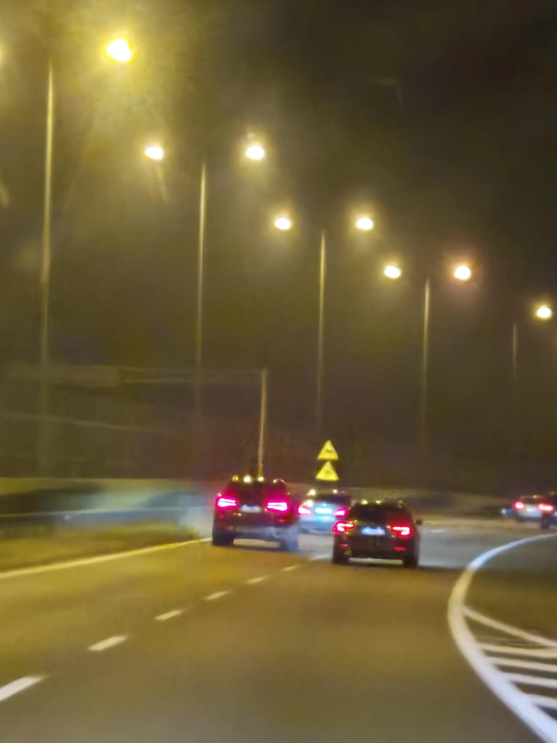 BMW chyba X5, Niebezpieczna jazda na zderzaku, oczywiście prędkość zdecydowanie powyżej dopuszczalnej