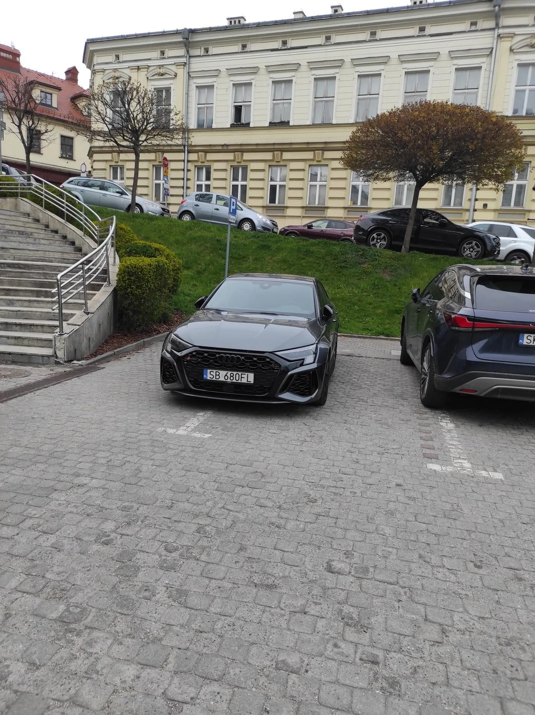 Może nie zapłacił za miejsce ale przynajmniej zajął dwa