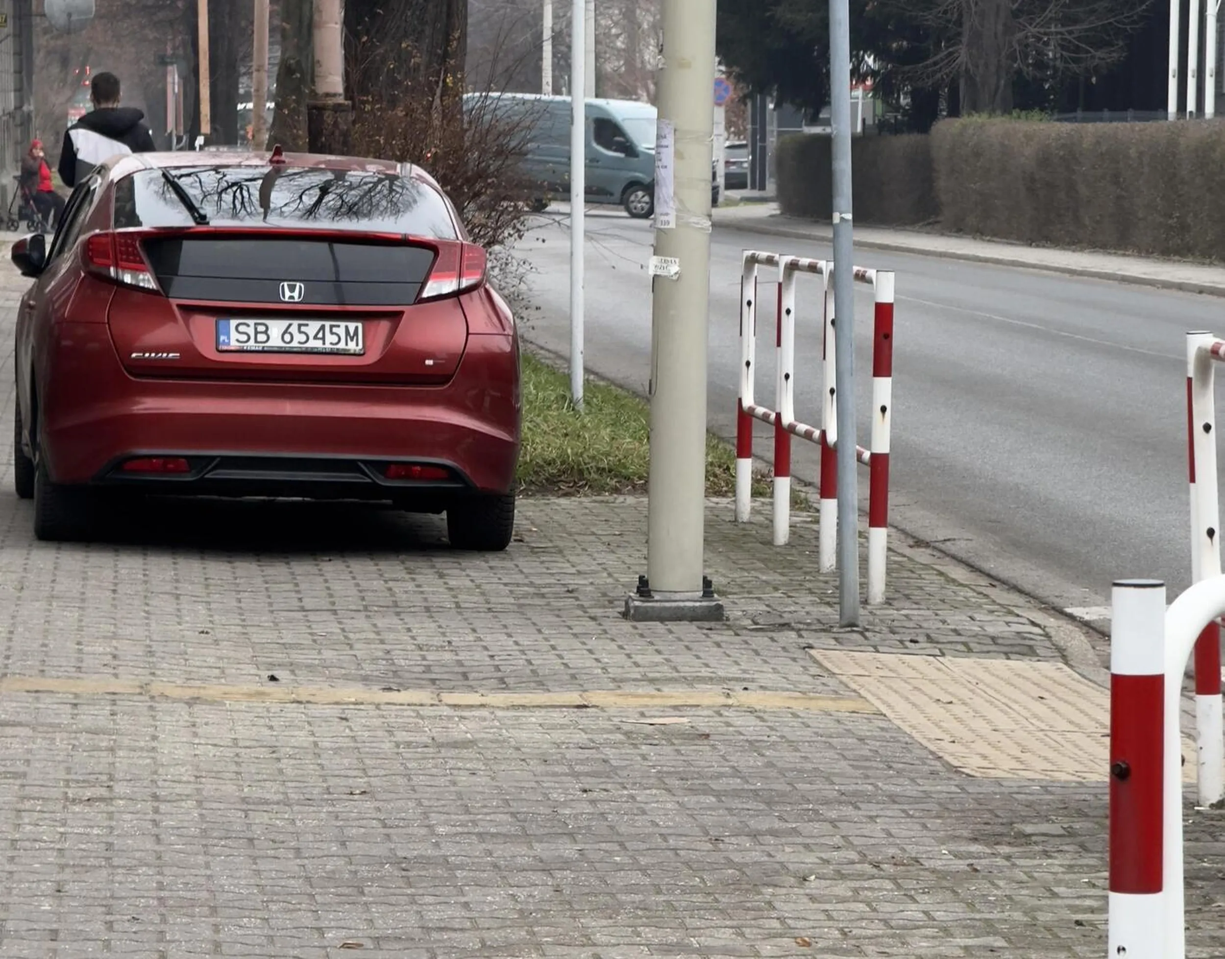 Wjechał na chodnik przez przejście dla pieszych i ma prywatny parking.
