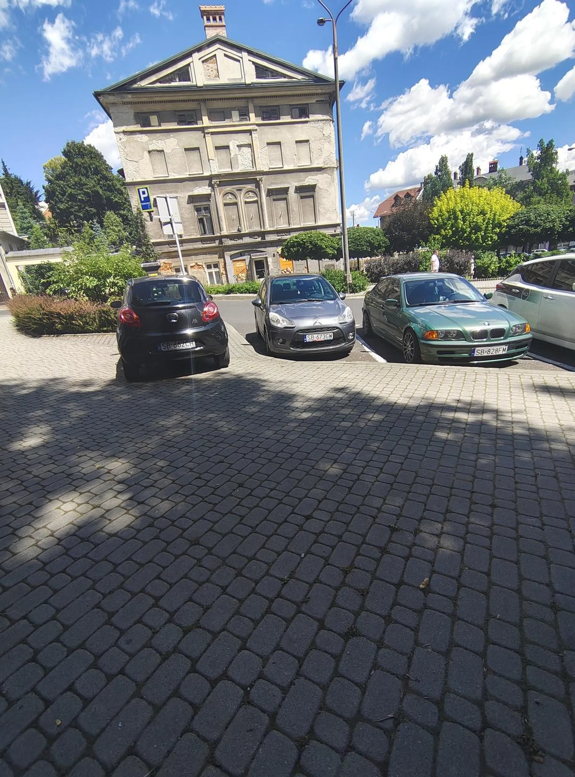 Jak zaparkować za darmo? Wystarczy wjechać na chodnik.