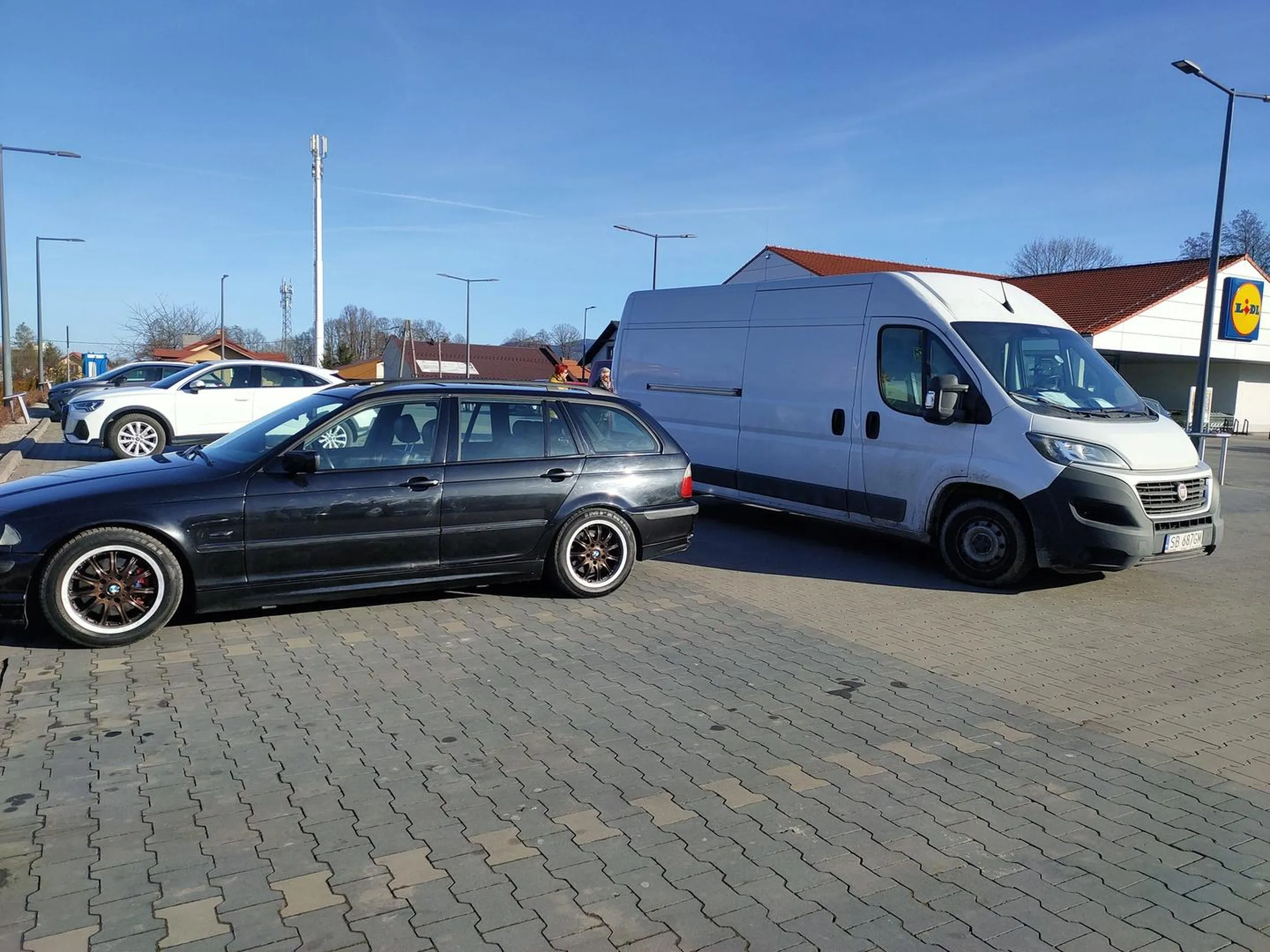 Czysta złośliwość. Busiarz zostawił samochód na środku alejki parkingowej centralnie za moim samochodem utrudniając wyjazd. Parking w połowie pusty. Stałem an skraju parkingu, gdyby nie  wolne miejsca obok nie byłbym w stanie odjechać.