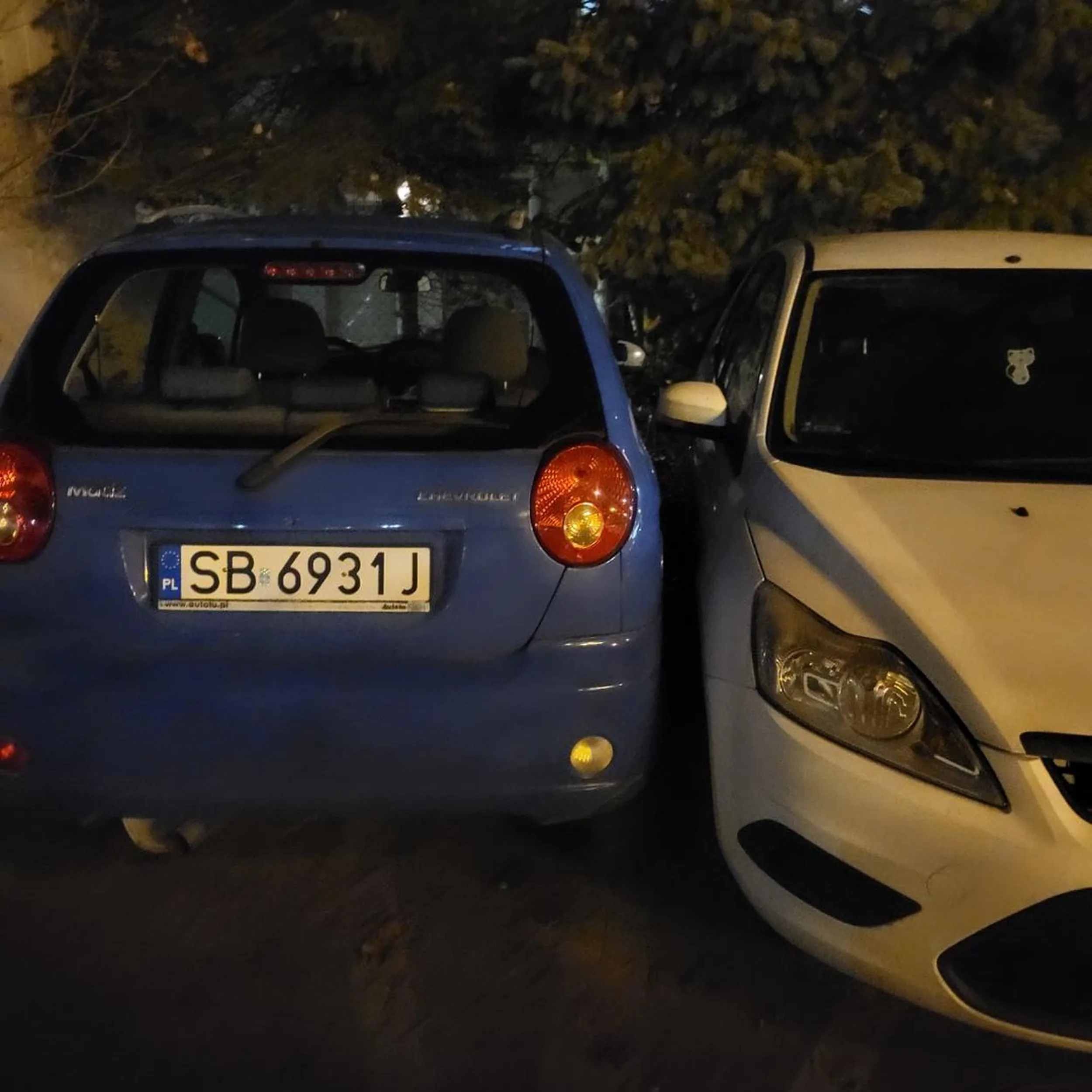 Szczyt idiotyzmu w bielsku pod CH sfera. Gdy po całym dniu pracy widzisz tak zastawione auto ;) mam nadzieję, że karma wróci