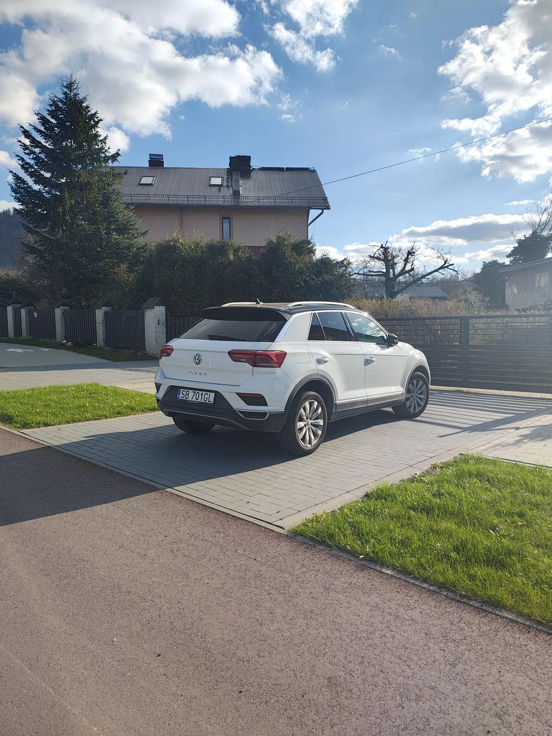 Zjazd z posesji jest częścią drogi, więc pozostawiając pojazd w taki sposób musisz zostawić 1,5 m na chodniku.