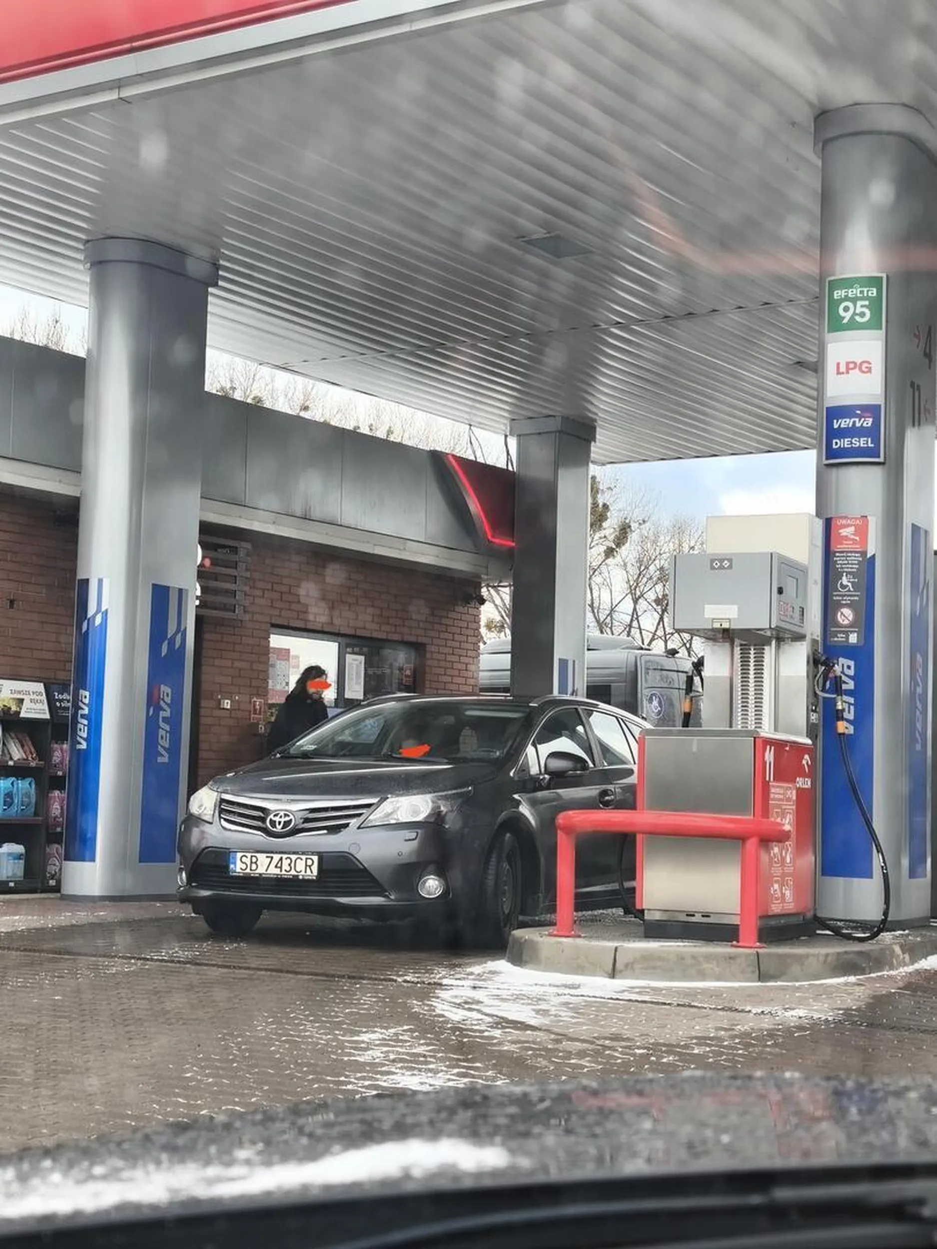 Nie wiem czy kierowca nie rozróżnia kierunków czy co się zadziało ale zajechanie na Orlen od drugiej strony i zablokowanie kierowców chcących zatankować nie jest zbyt normalne, nie pozdrawiam.