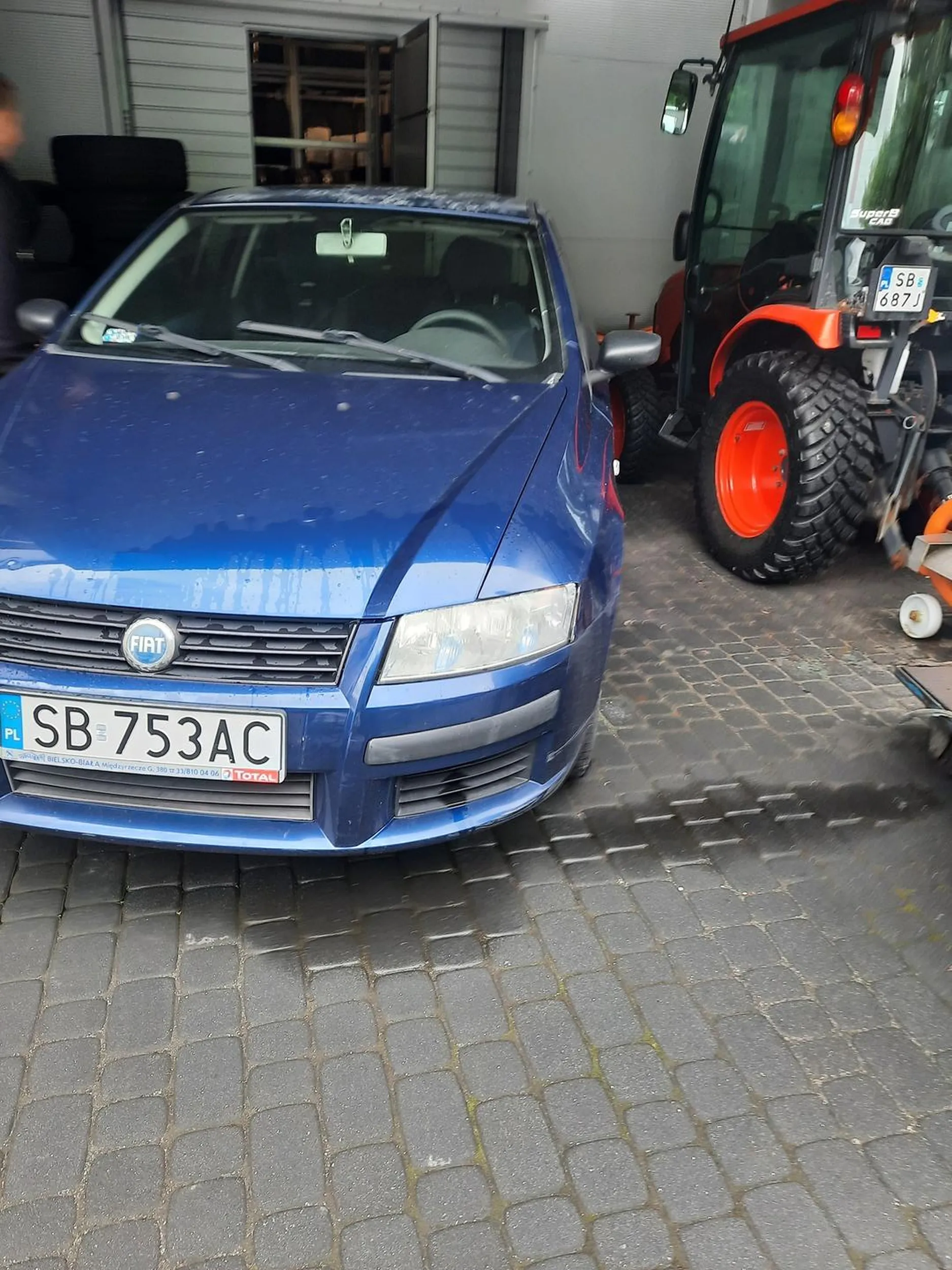 Kierowca blokuje wejście do magazynu.