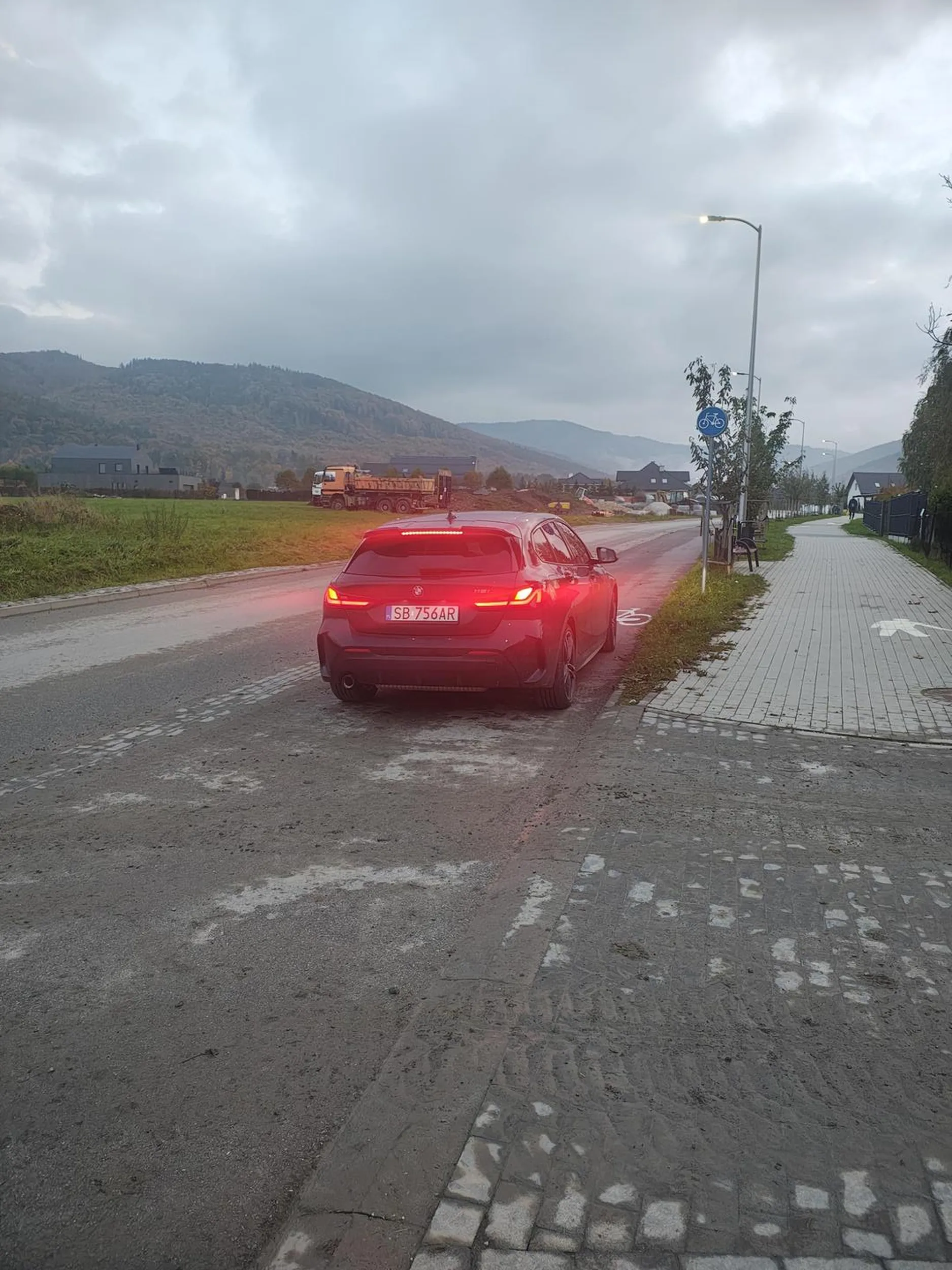 Kierująca wygląda jak prostytutka ze wschodu. Nawyk stawania byle jak przy drodze też się zgadza.