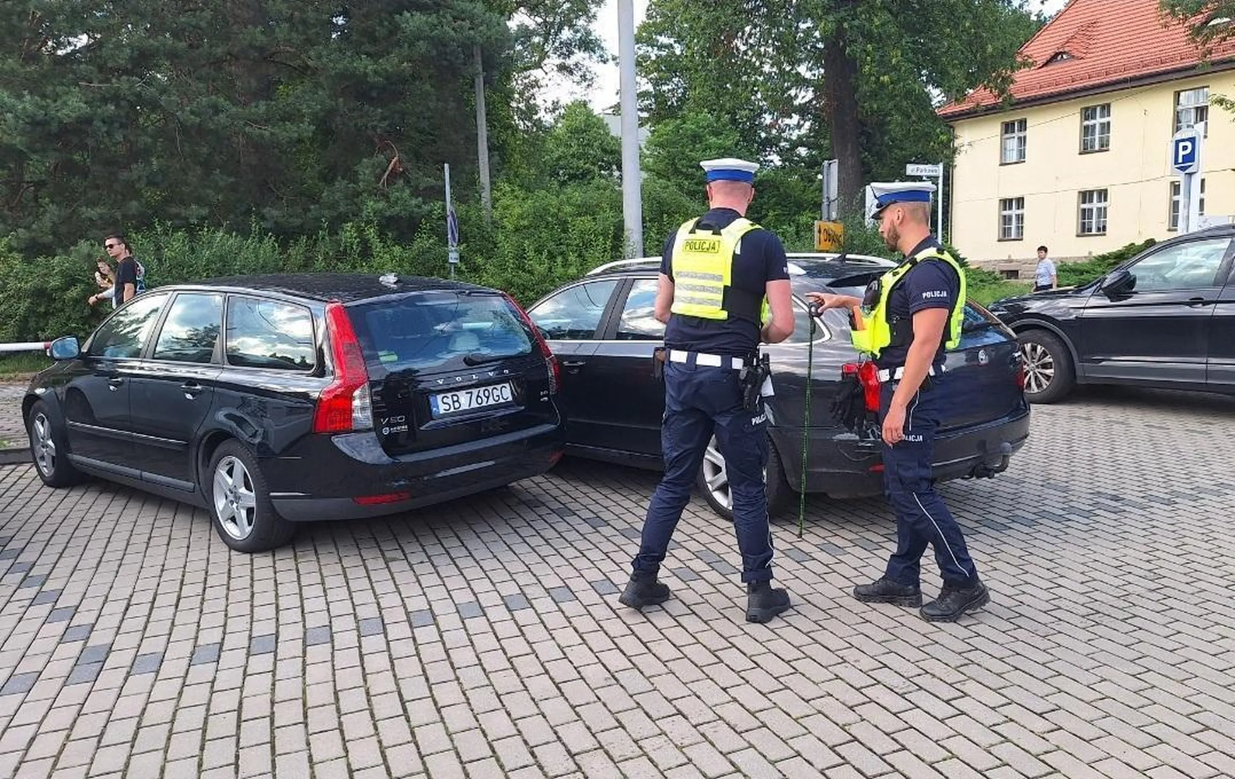 Pan ma problem z zaparkowaniem uszkadzajac mój jak i swój samochód  i wpierając  potem że takie już było:-)