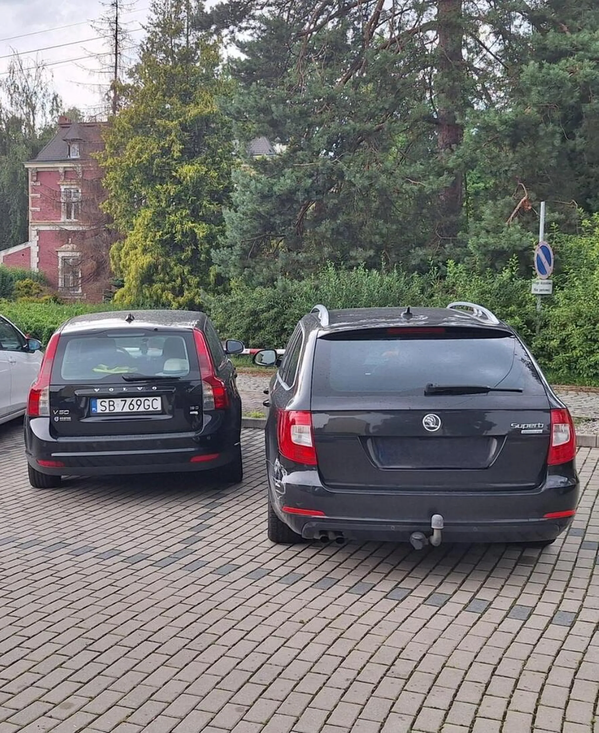 Pan ma problem z zaparkowaniem uszkadzajac mój jak i swój samochód  i wpierając  potem że takie już było:-)