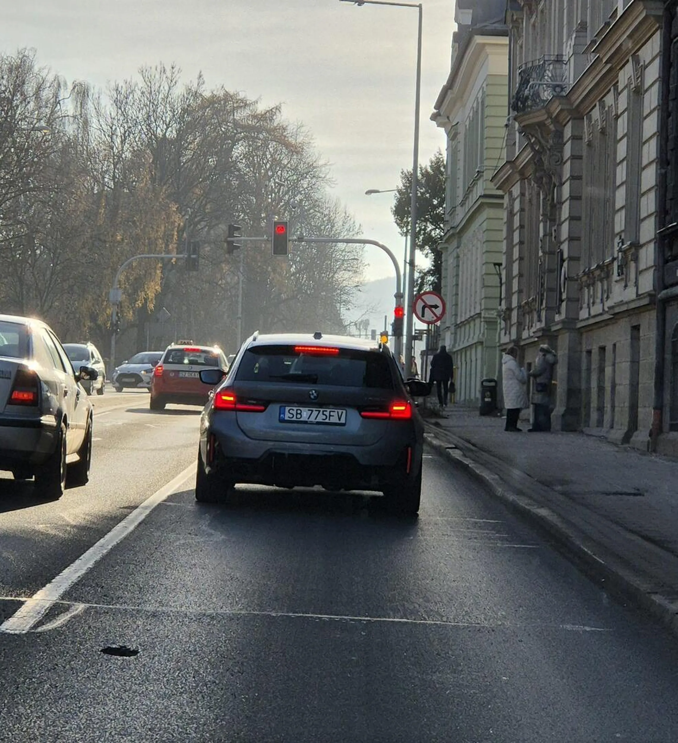 Ten człowiek jeździ jak nienormalny