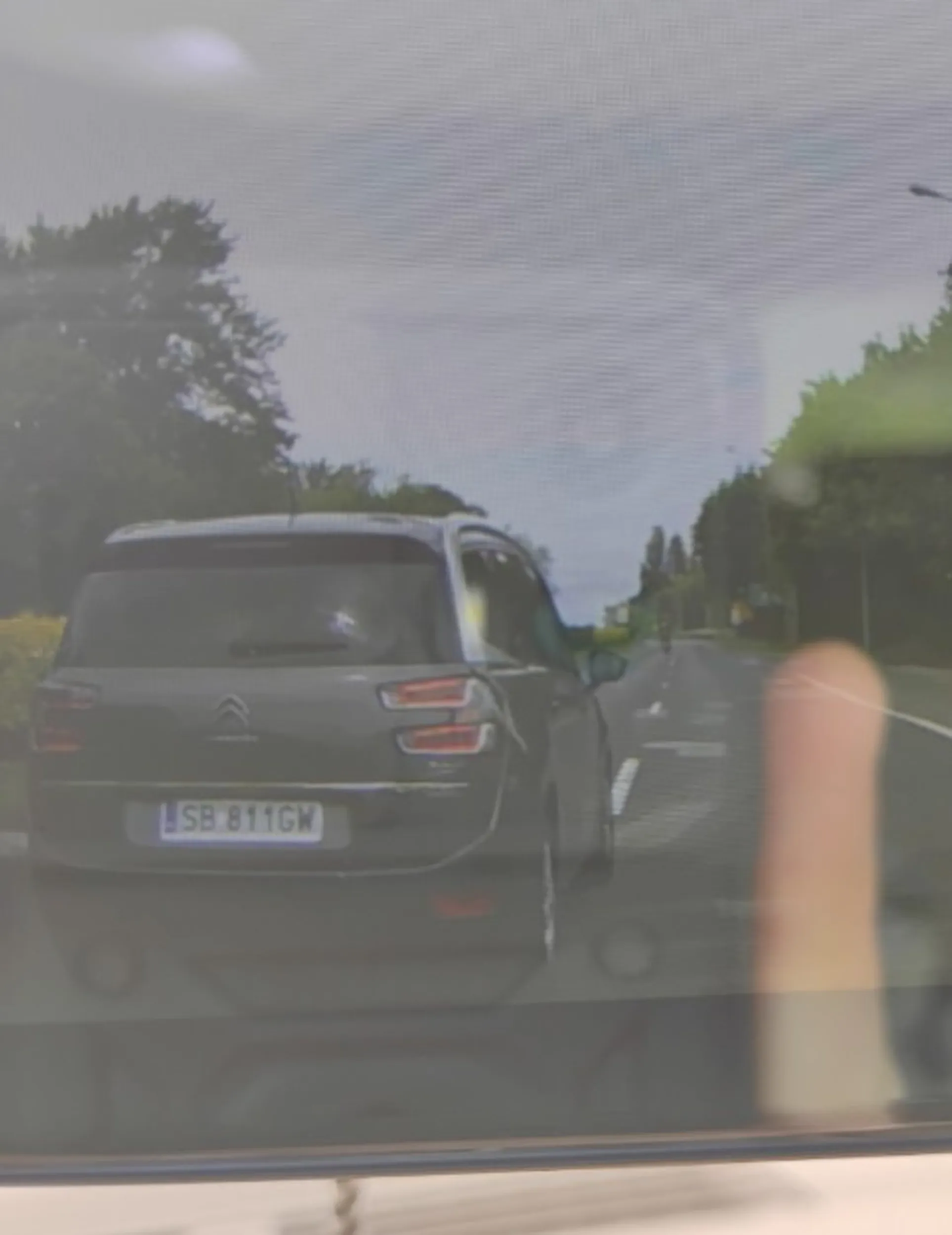 Brak elementarnej znajomości PRD, wykonuje manewr zmiany pasa, bez wcześniejszego upewnia się co do tego czy jest zajęty.. Wymusza pierwszeństwo i jeszcze się wykłóca. Uporczywa jazda lewym pasem to jego specjalność..