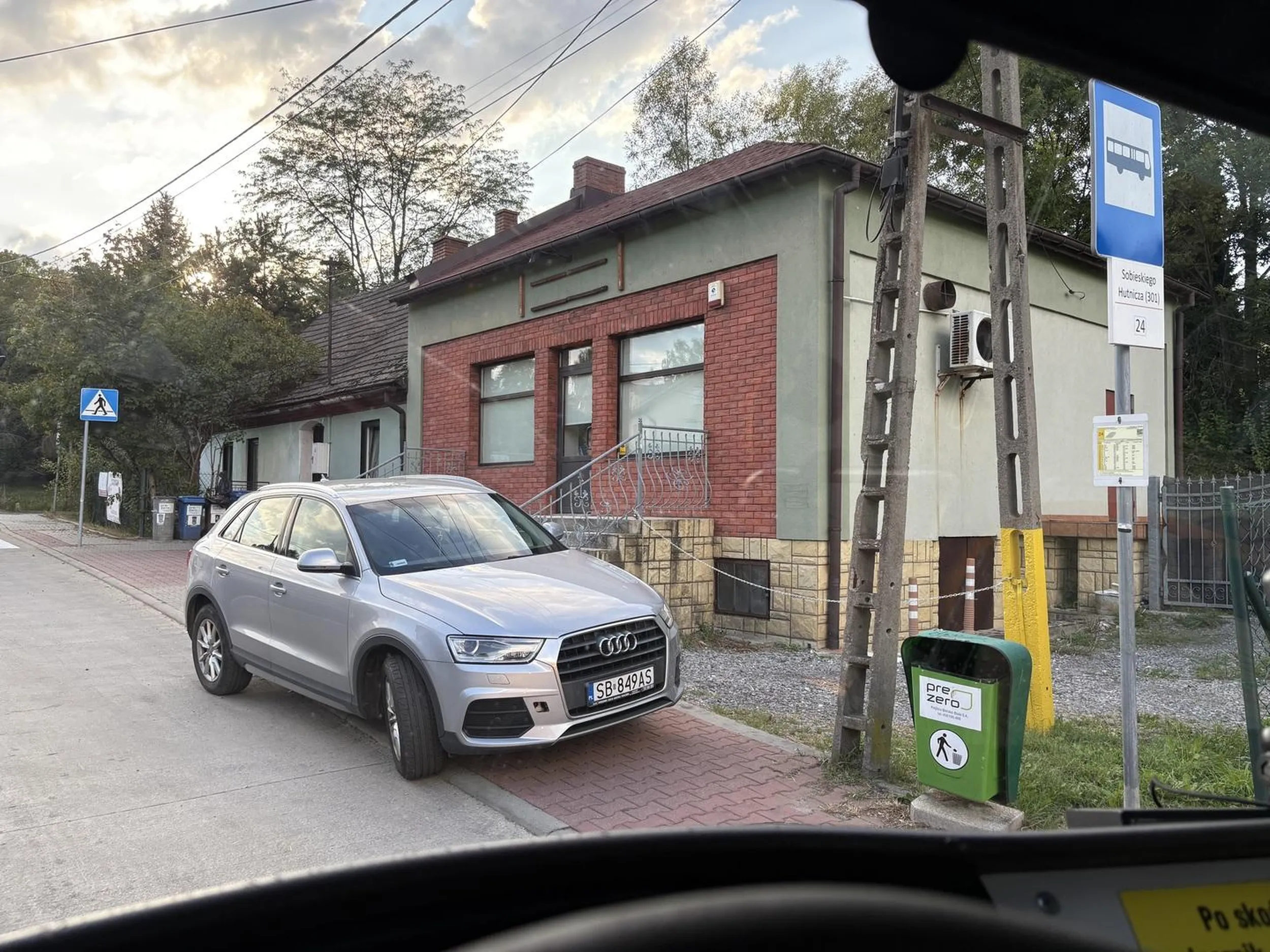 Mistrz parkowania, szkoda słów. Ani przejść chodnikiem, ani wjechać w przystanek. Porażka, prawko z chipsów