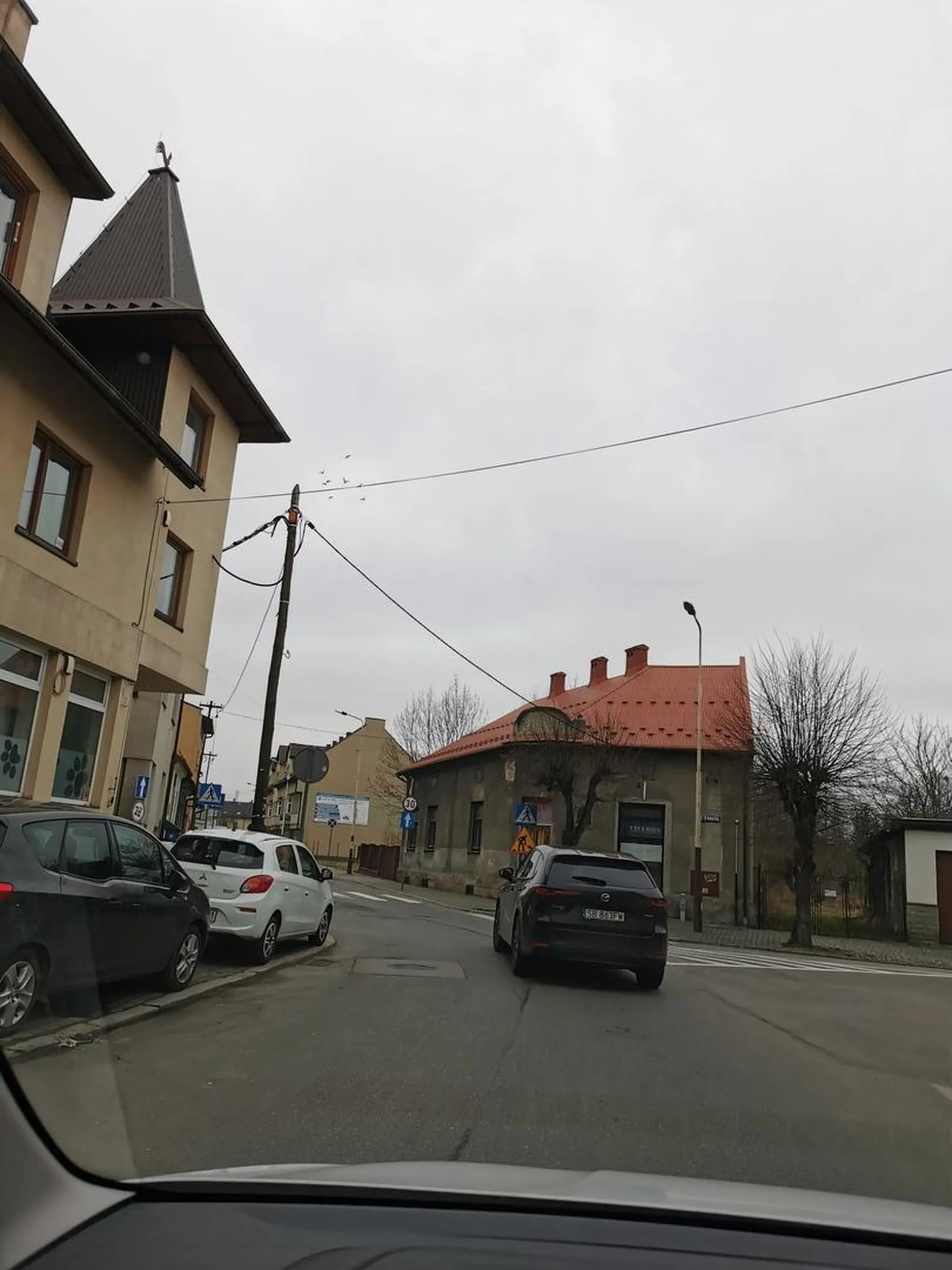 Kierowca wymusił pierwszeństwo, jednocześnie trzymając telefon przy uchu, nie zatrzymując się na stopie i nie używając kierunkowskazu. Po prostu fatalny kierowca