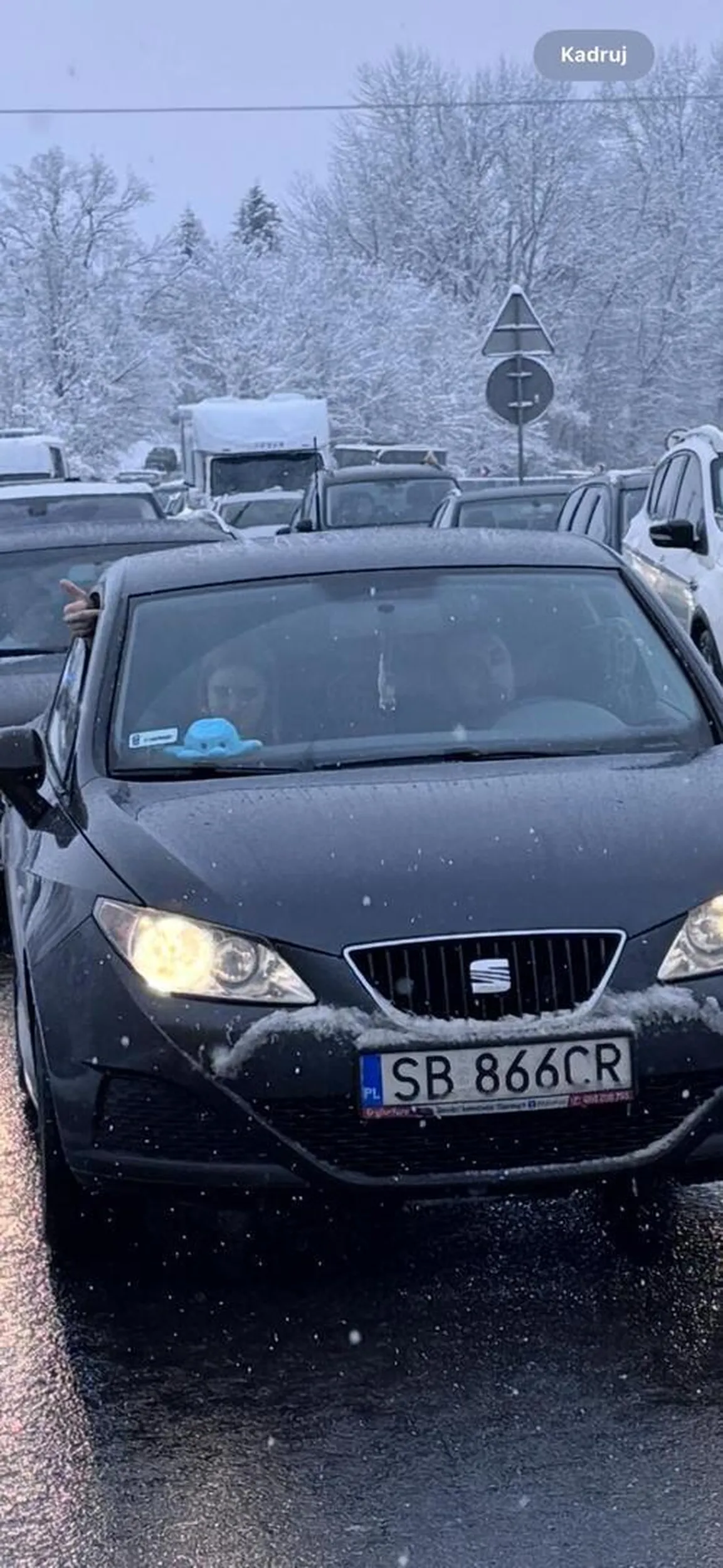 "Kulturalni inaczej"...Jedzie chamstwo do Zakopanego. Pewnie dziewczyna chciala sie pochwalic po co chłopak ja tam bierze...