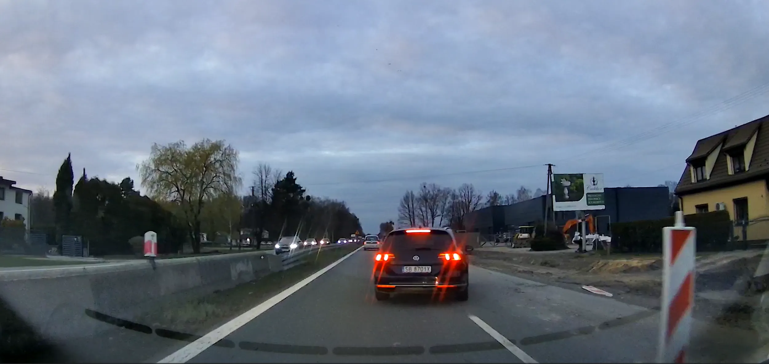 Nerwowy, agresywny kierowca, lewy kierunkowskaz działa na niego jak płachta na byka. Najpierw  grzecznie robisz mu margines na prawym pasie, bo nie miał gdzie się wyhamować z nadmiernej prędkości przed włączającym się  z lewej strony pojazdem na DK81 i to wszystko na 70-tce. Po czym jedzie dalej tym  lewym pasem za mną, gdzie przed nim pusty pas,  a na mój kierunkowskaz przy zmianie pasa na zwężeniu nagle przyspiesza, żeby małe 206cc nie było przed nim. Upomnienie klaksonem  za takie przyspieszenie i oczywiście już  agresja, krzyki z okna, wyhamowywanie całego pasa na zwężeniu, przy tym również  zatrzymywanie się  na pasie. Nerwus i patologia drogowa. Chłopie ogarnij emocje, trochę życia jeszcze przed tobą.