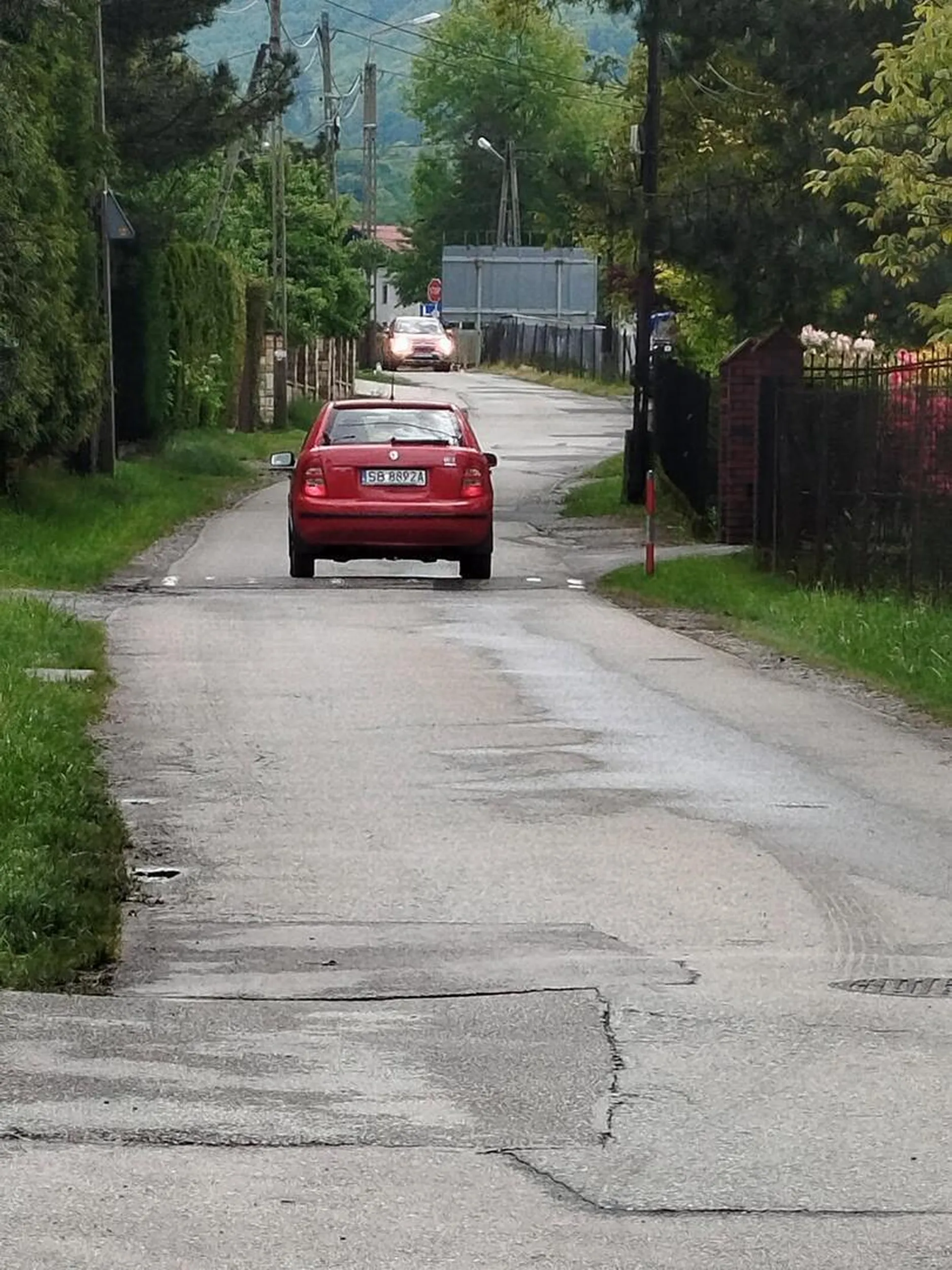 Kierowca staje pod szkołą i namawia dzieci że je podwiezie  do domu lub zatrzymuje id na ulicy otwiera drzwi i proponuje podwiezienie do szkoły sytuacja z pod szkoły nr26 w stracone z dnia 19 mają 2025. Dzieci zgłosiły sprawę do dyrekcji szkoły