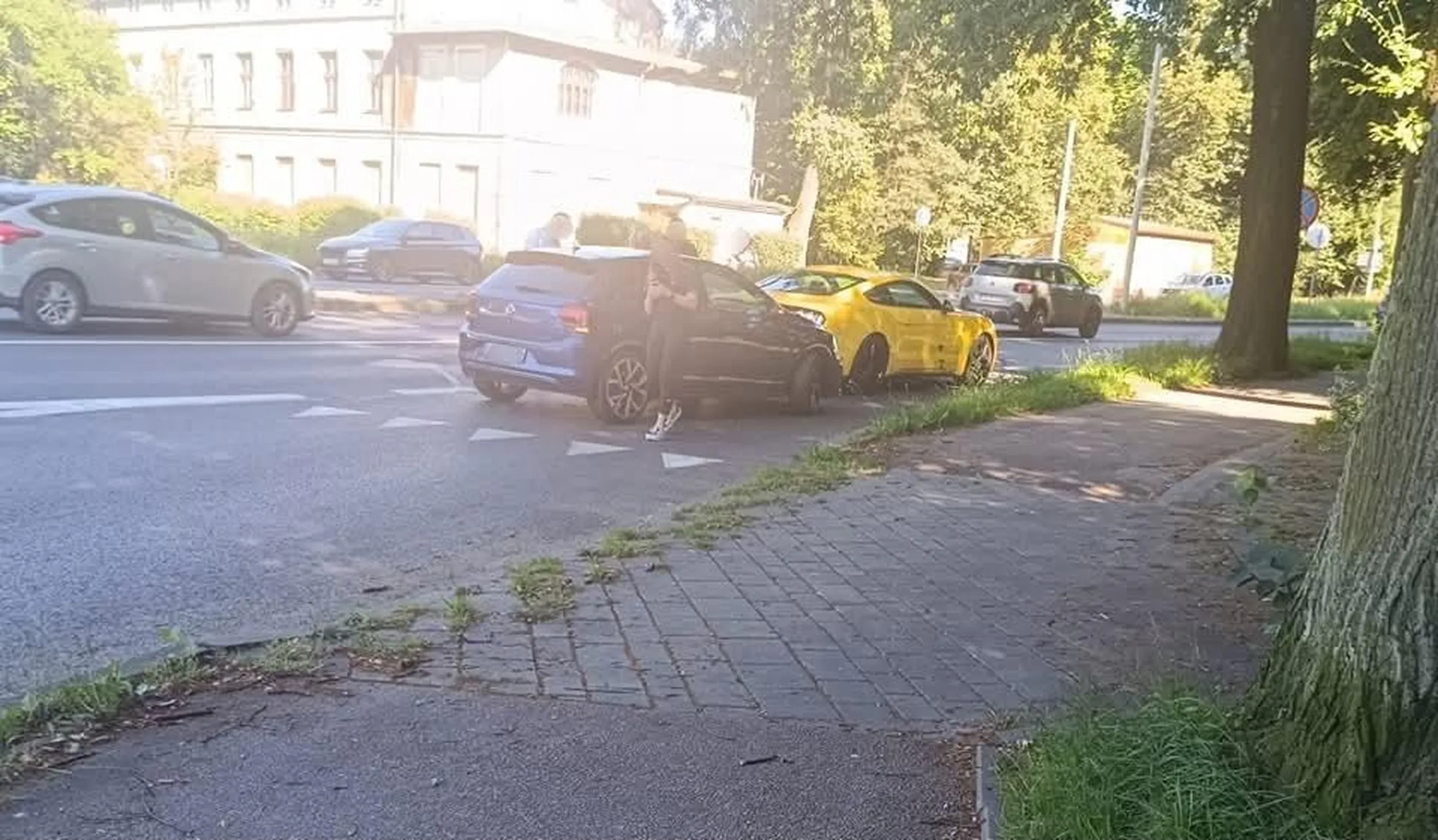 Wjechał we mnie z pełną prędkością przy zjeździe z ronda. Młody kierowca nie używa lusterek