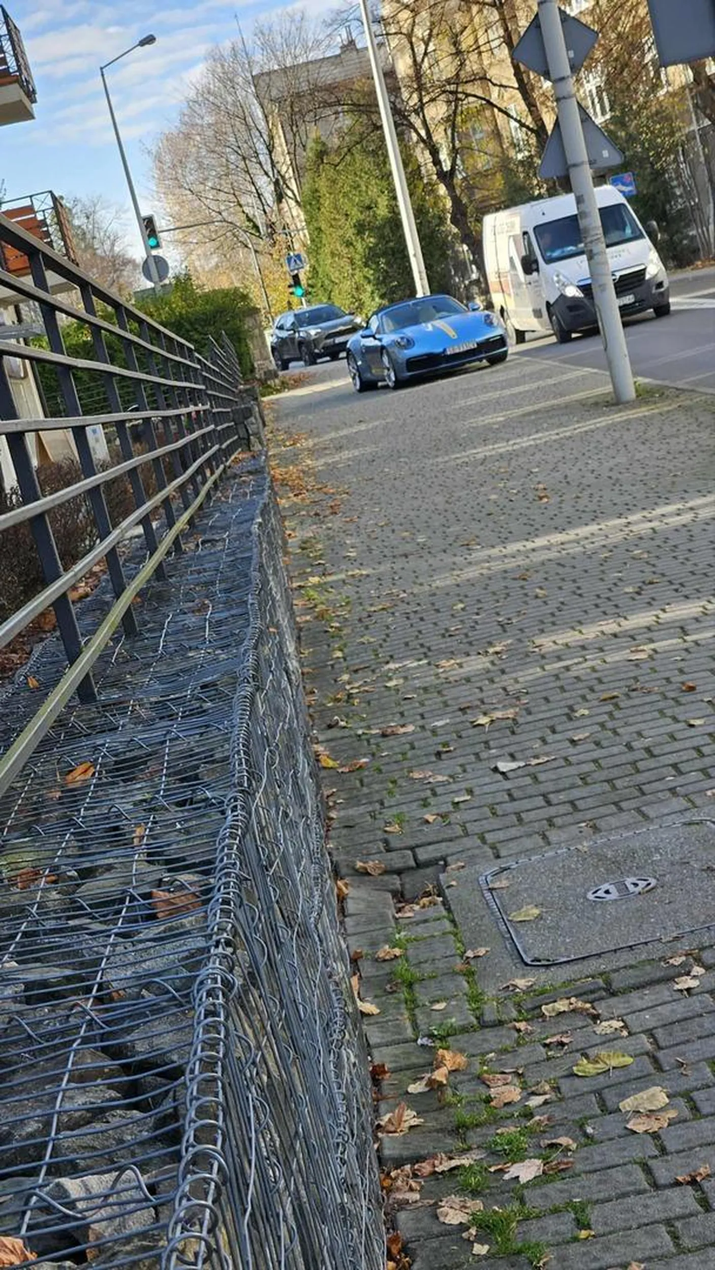 notoryczne parkowanie na zakazie bo przejście przez ulice to już za dużo, obiecał, że już tam nie będzie parkował, oszukał.