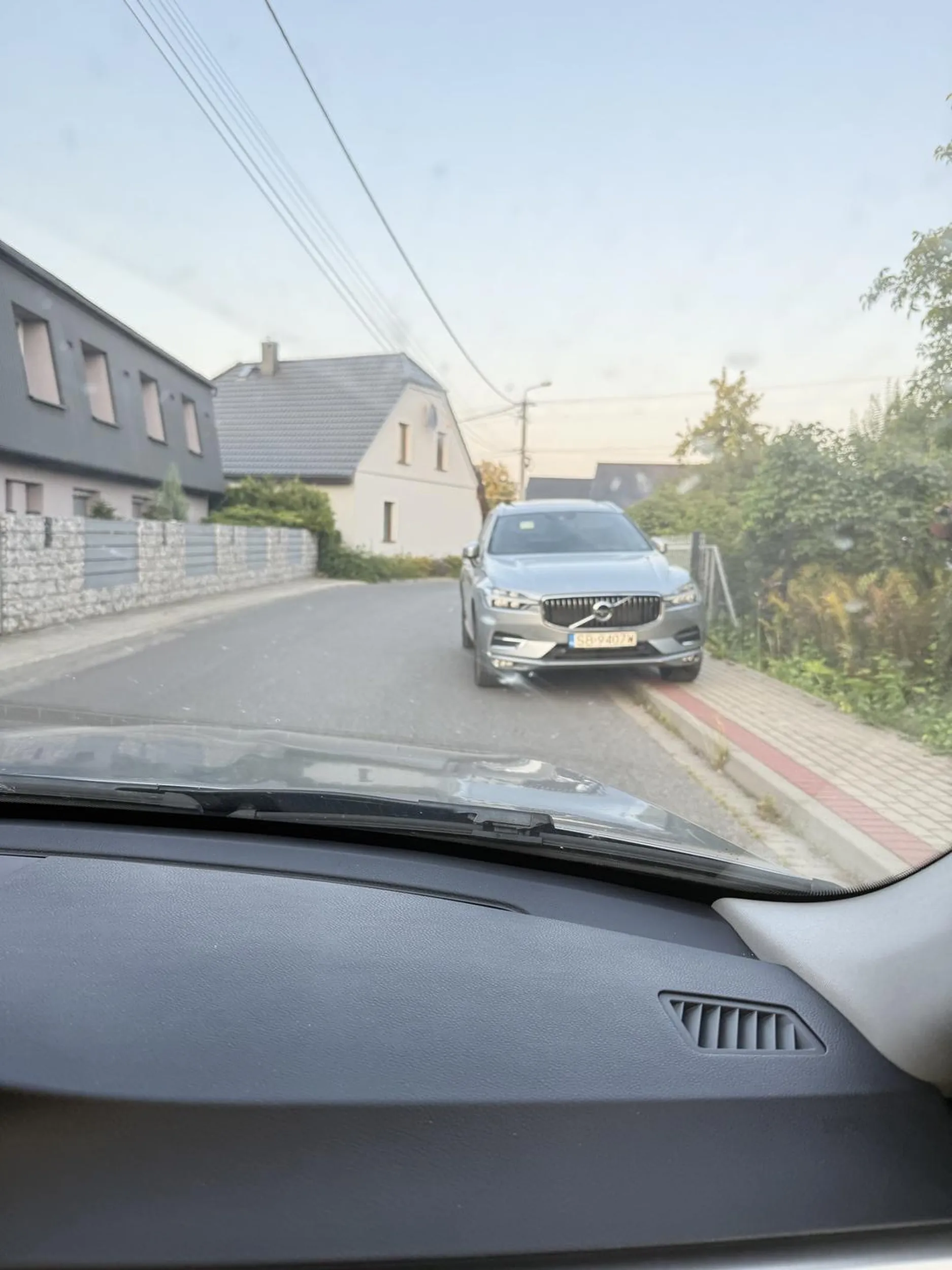 pięknie zaparkowany samochód przed skrzyżowaniem. Strach wyminąć auto żeby nie zderzyć się na czołówkę z przeciwnym pasem :)