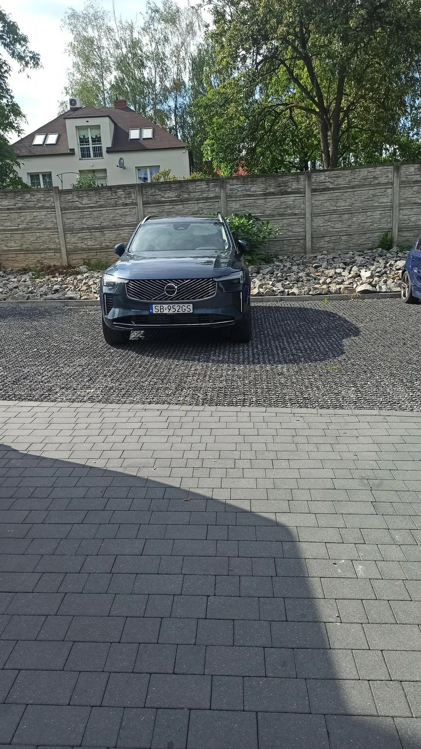 Zaparkował na środku blokując przejazd.