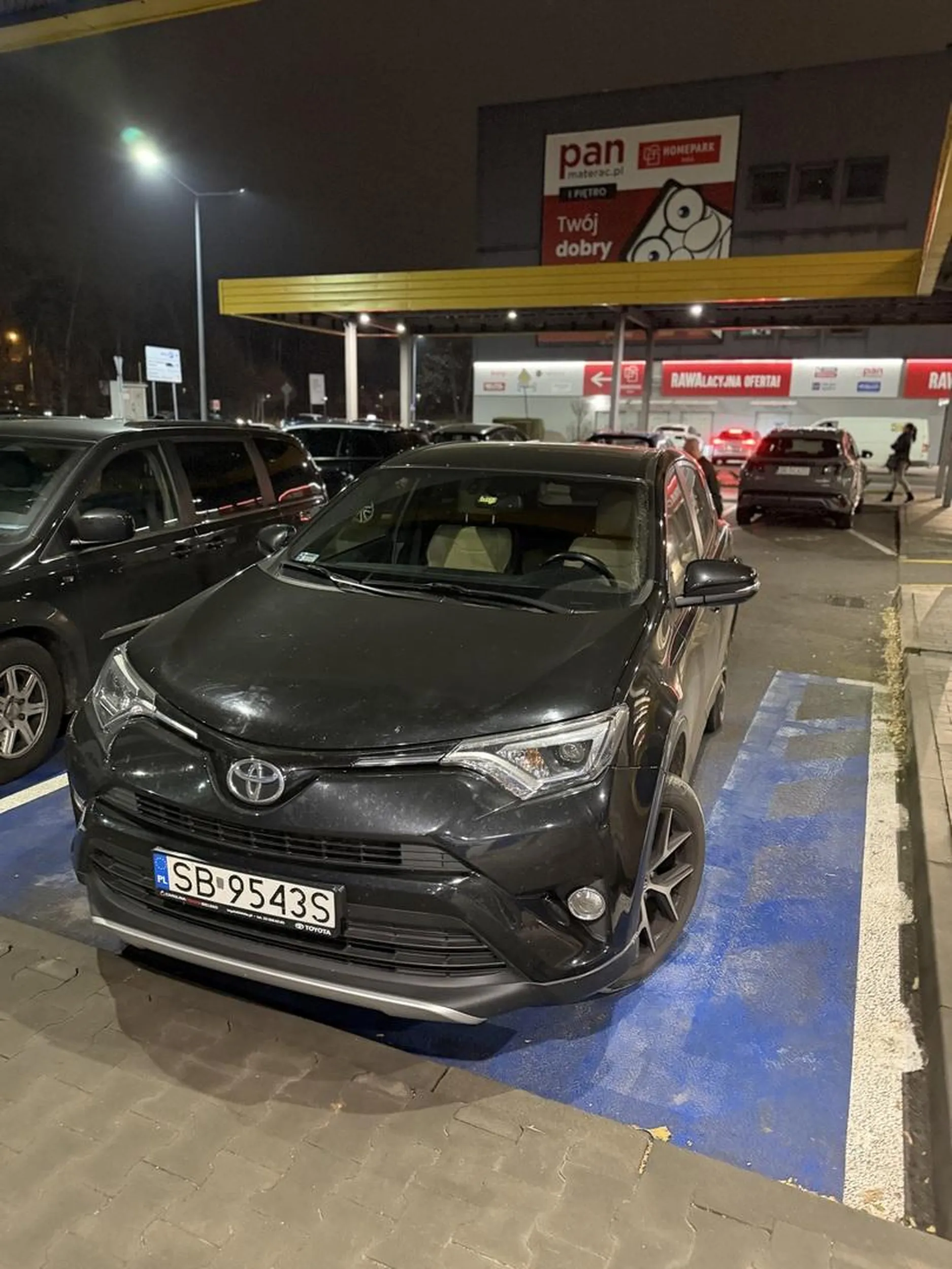 Parkuje na miejscu dla niepełnosprawnych bez uprawnień