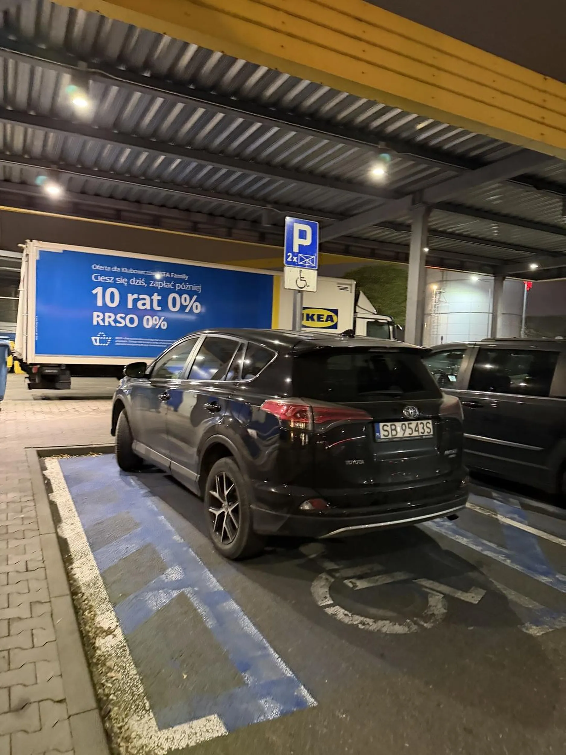 Parkuje na miejscu dla niepełnosprawnych bez uprawnień