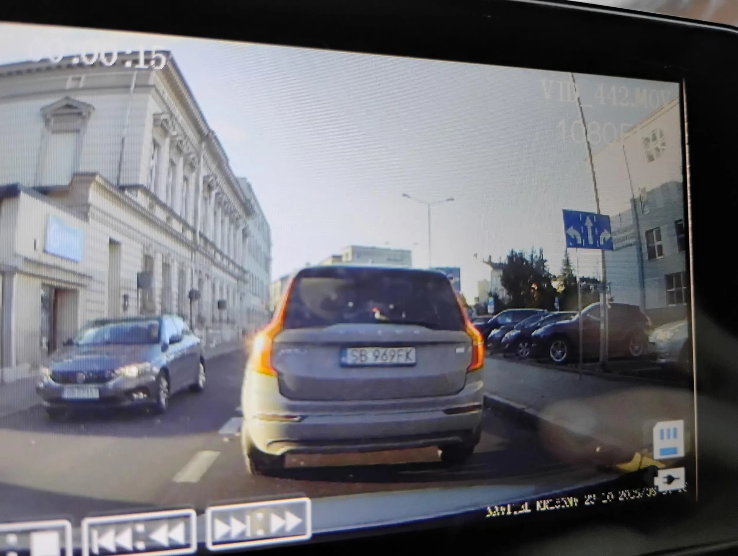 Facet myśli, że sam kierunkowskaz daje mu pierwszeństwo do zmiany pasa. To tak nie działa.. Dodatkowo później gwałtownie hamuje, próbując wyłudzić odszkodowanie. Zachować uwagę!!!