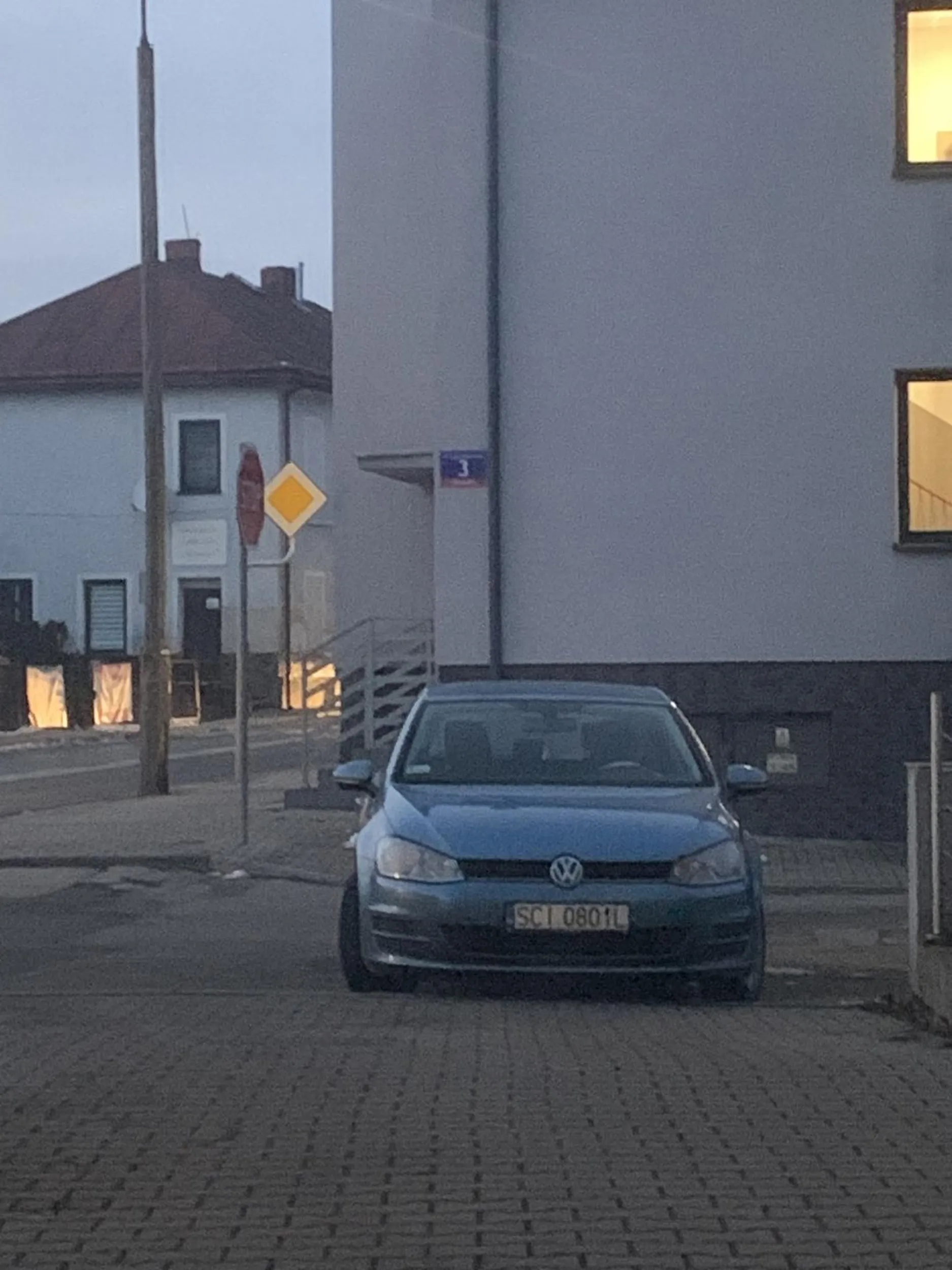 kierowca najwyrazniej prawojazdy podczas filmu z paczki chipsów wyciągnął, zaznacze że w miejscu w którym zaparkował znajduje się wyjazd ze sklepu i dodam ze miejsc parkingowych było około mnóstwo