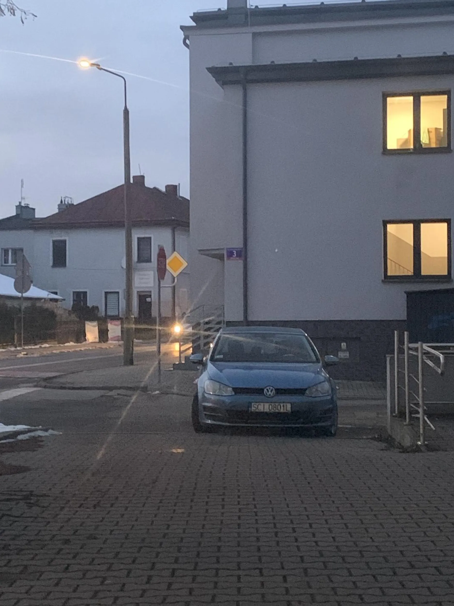 kierowca najwyrazniej prawojazdy podczas filmu z paczki chipsów wyciągnął, zaznacze że w miejscu w którym zaparkował znajduje się wyjazd ze sklepu i dodam ze miejsc parkingowych było około mnóstwo