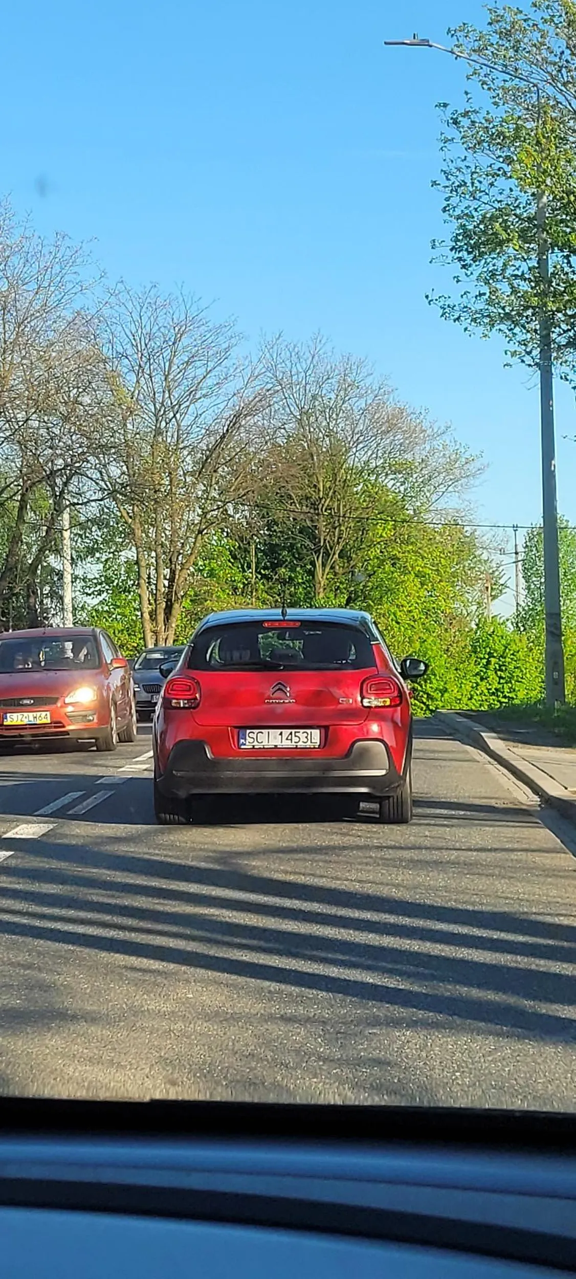 Tamowanie ruchu, nieuzasadnione hamowanie mogące doprowadzić do kolizji, przyspieszanie podczas wyprzedzania, aby uniemożliwić manewr. Wiezie 3 pasażerów, Ci co chwilę się odwracają. Osoba kierująca jest w pełni świadoma tego co robi.