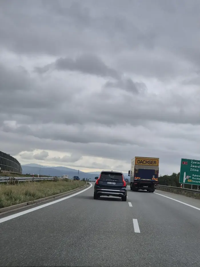 Doucz się ile wynosi ograniczenie prędkości na drodze ekspresowej dwujezdniowej