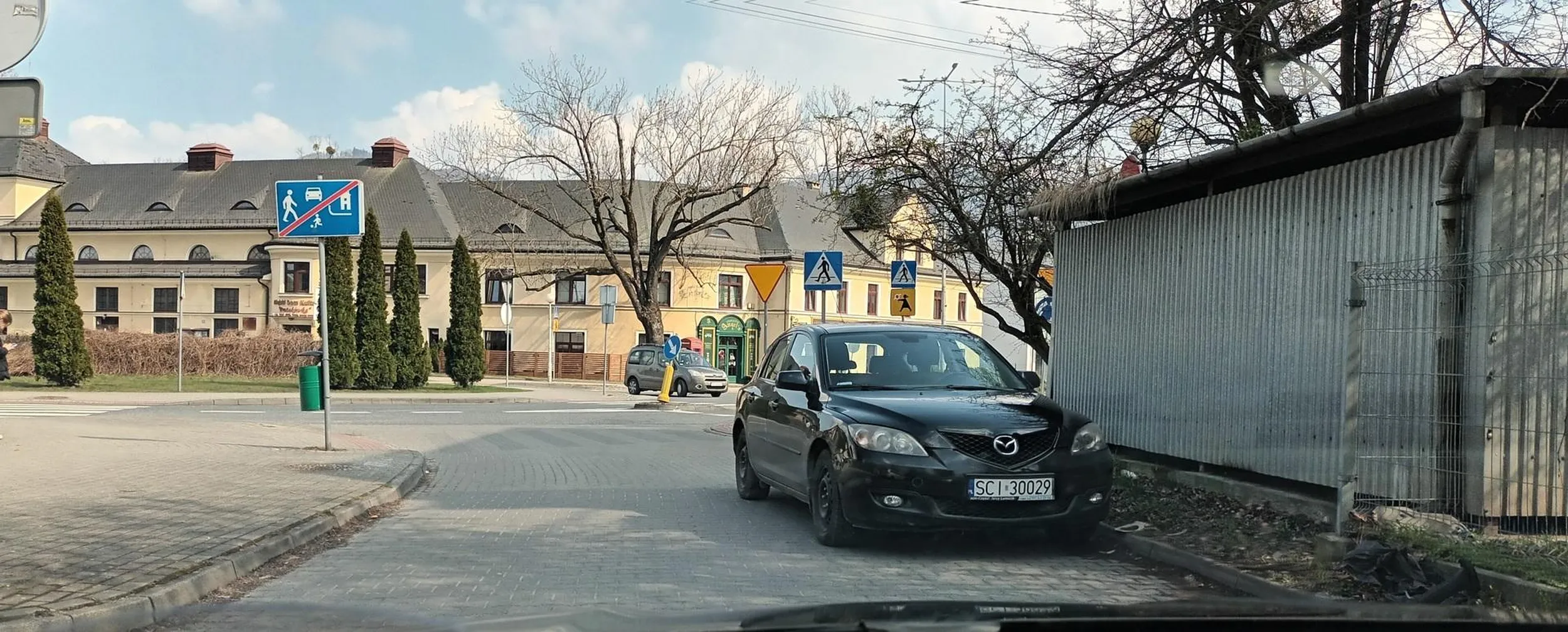 Auto zaparkowane obok szkoly zaras za.pasami do przejscia i skrzyzowaniem. Ewidentne niedojebanie muzgowe poziom hard.