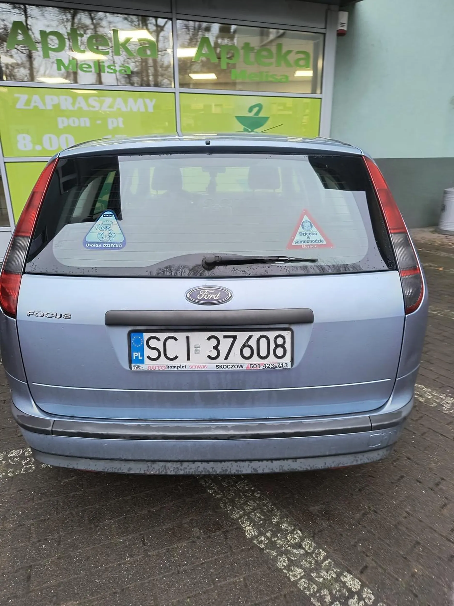 Kierowca zaparkował na chodniku pod samym wejściem do apteki. Parking obok oczywiście był pusty
