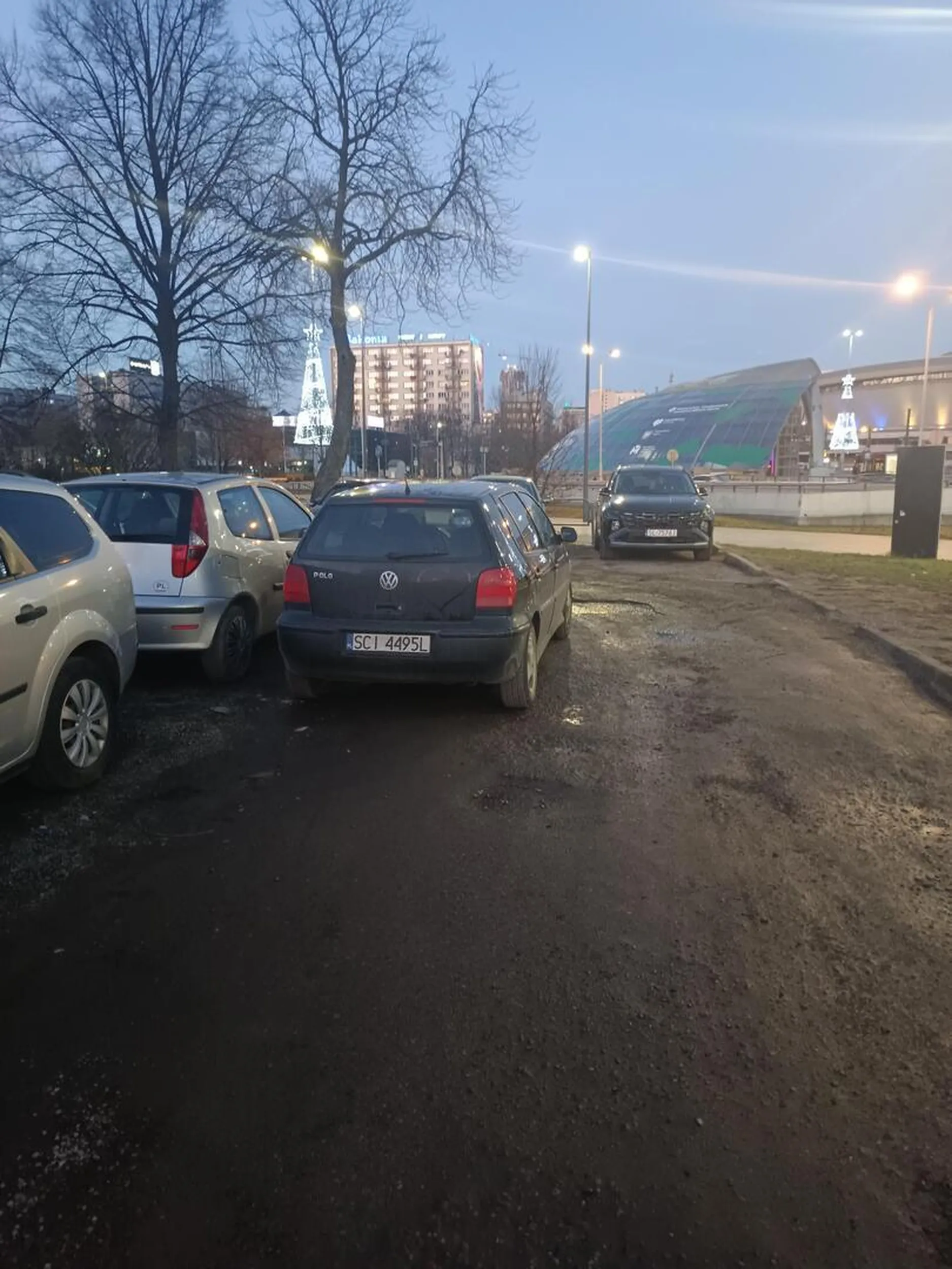 Blokowanie przejazdu na parkingu.
