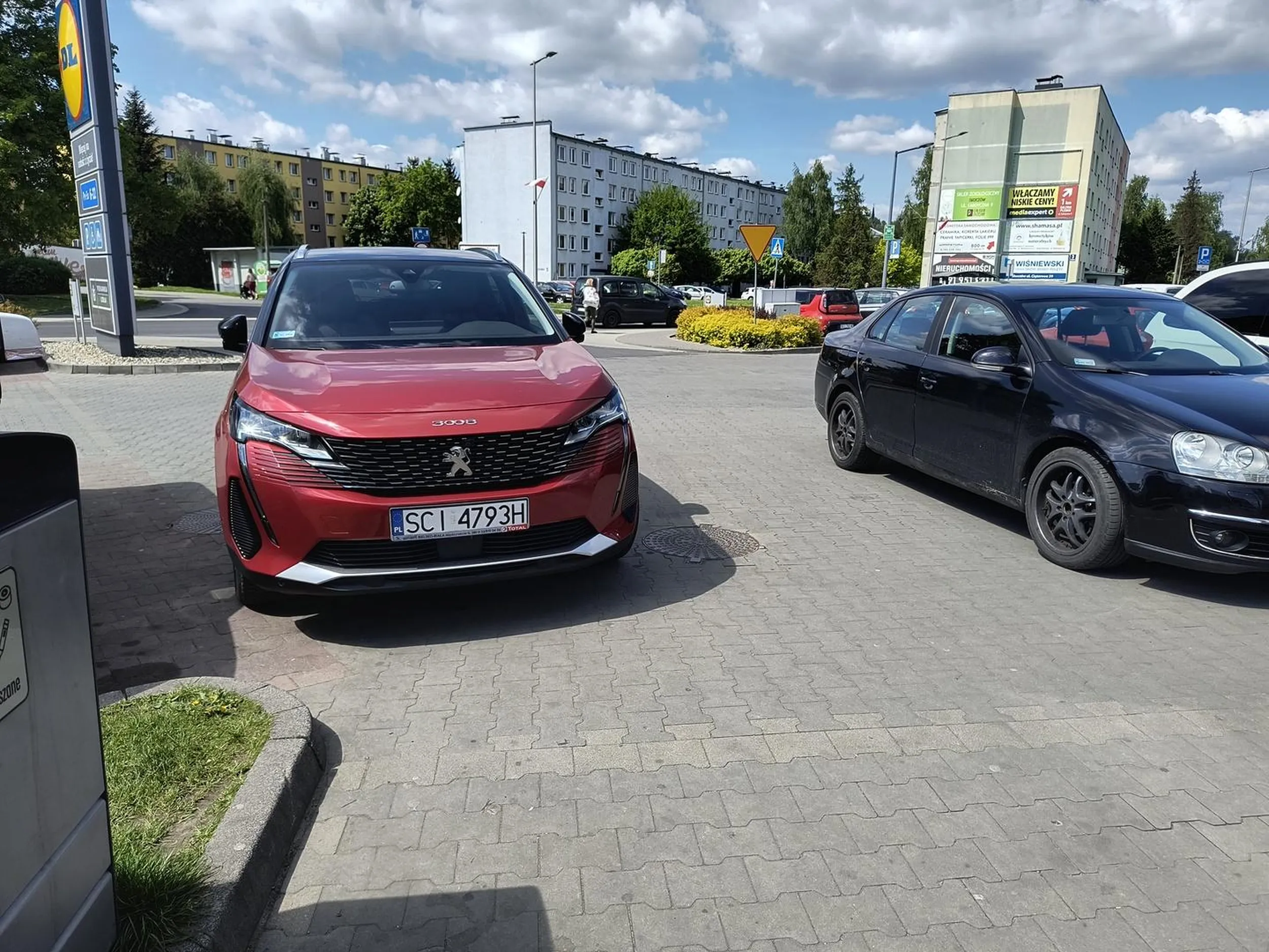 Oczywiście wjazd do samego sklepu Lidl pod same drzwi pomimo wolnych miejsc parkingowych