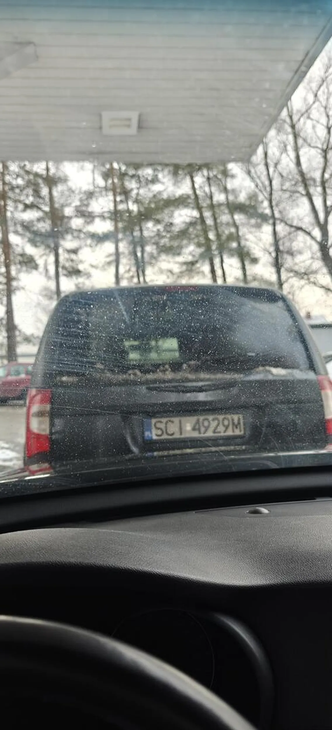 Napis stop hybrid go V6 po czym leje paliwo biedy. Zablokował stacje na 15 min, kolejka na dziesiątki samochód a ten ćmil na stacji siedzi