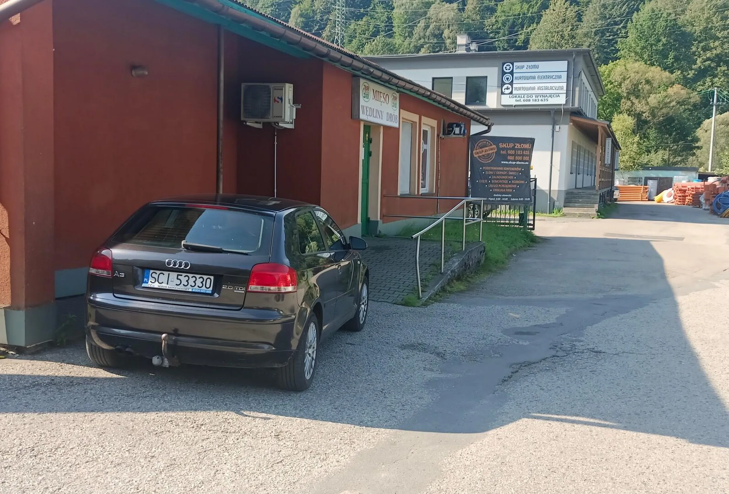 Do środka wjedź śmierdzący leniu, zablokowałeś wjazd do sklepu i nie mogłem z wózkiem wjechać ty leniwa góralska gnido.