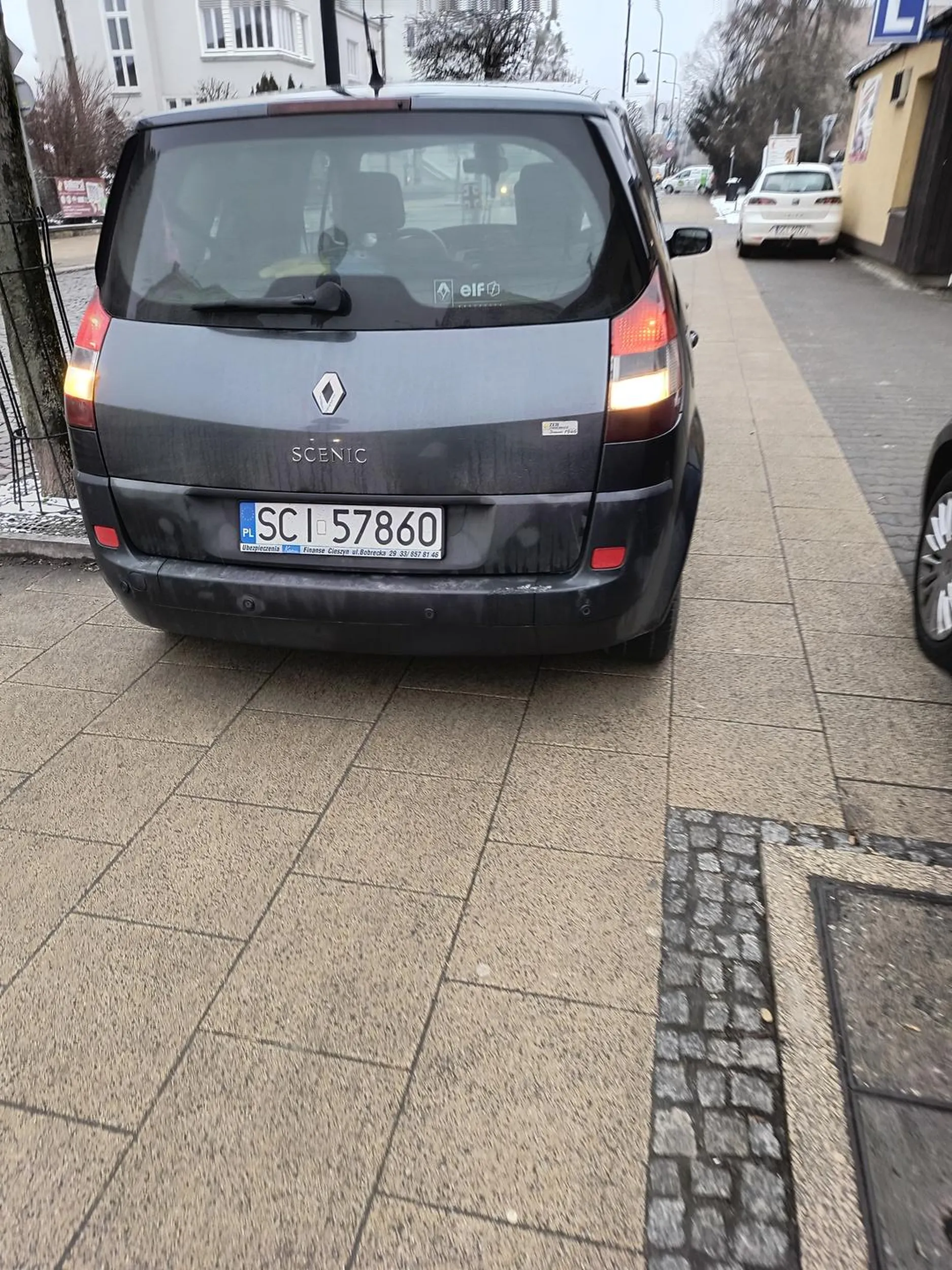 Szanowny kierowco nie wolno wjeżdżać na chodnik ani po nim jeździć ani parkować.