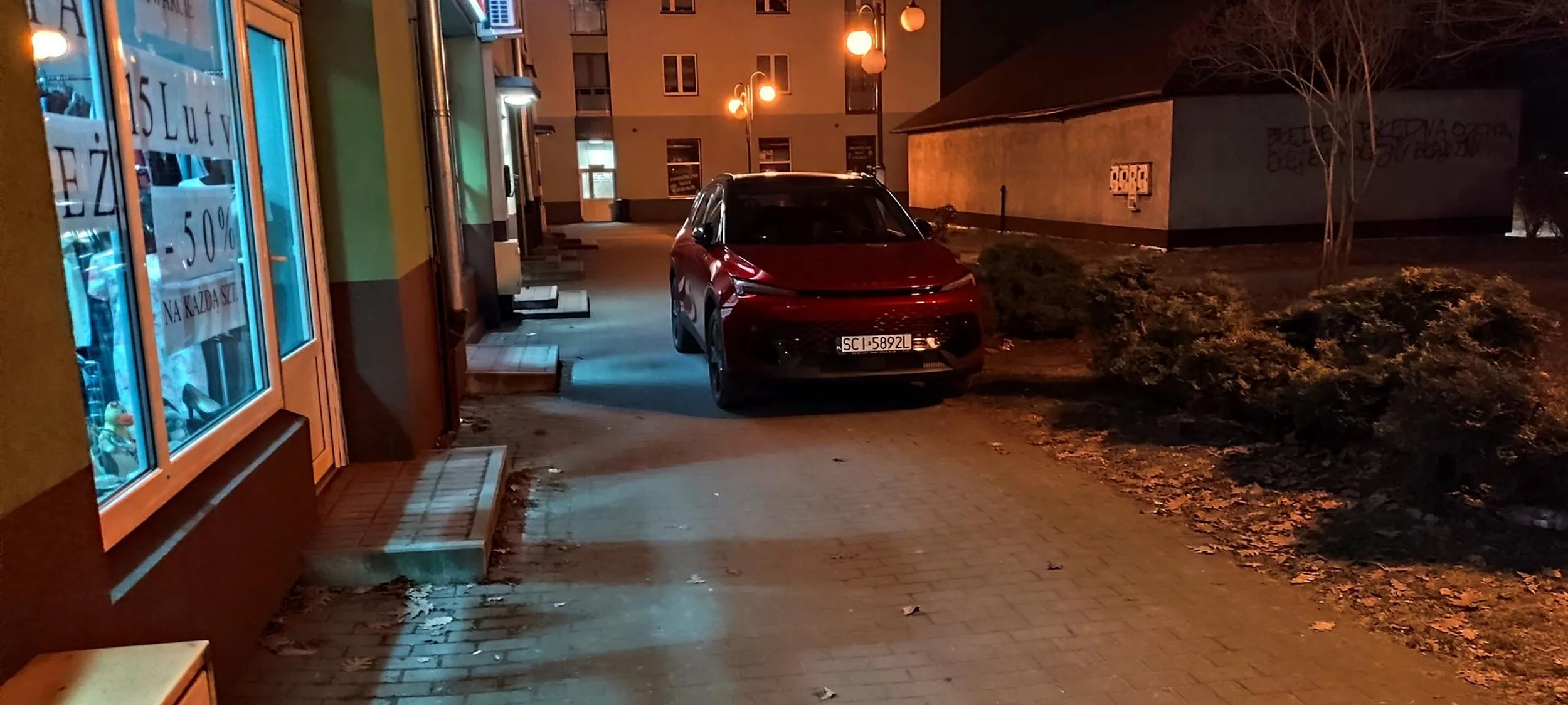 jazda wzdłuż po chodniku oraz parkowanie na nim