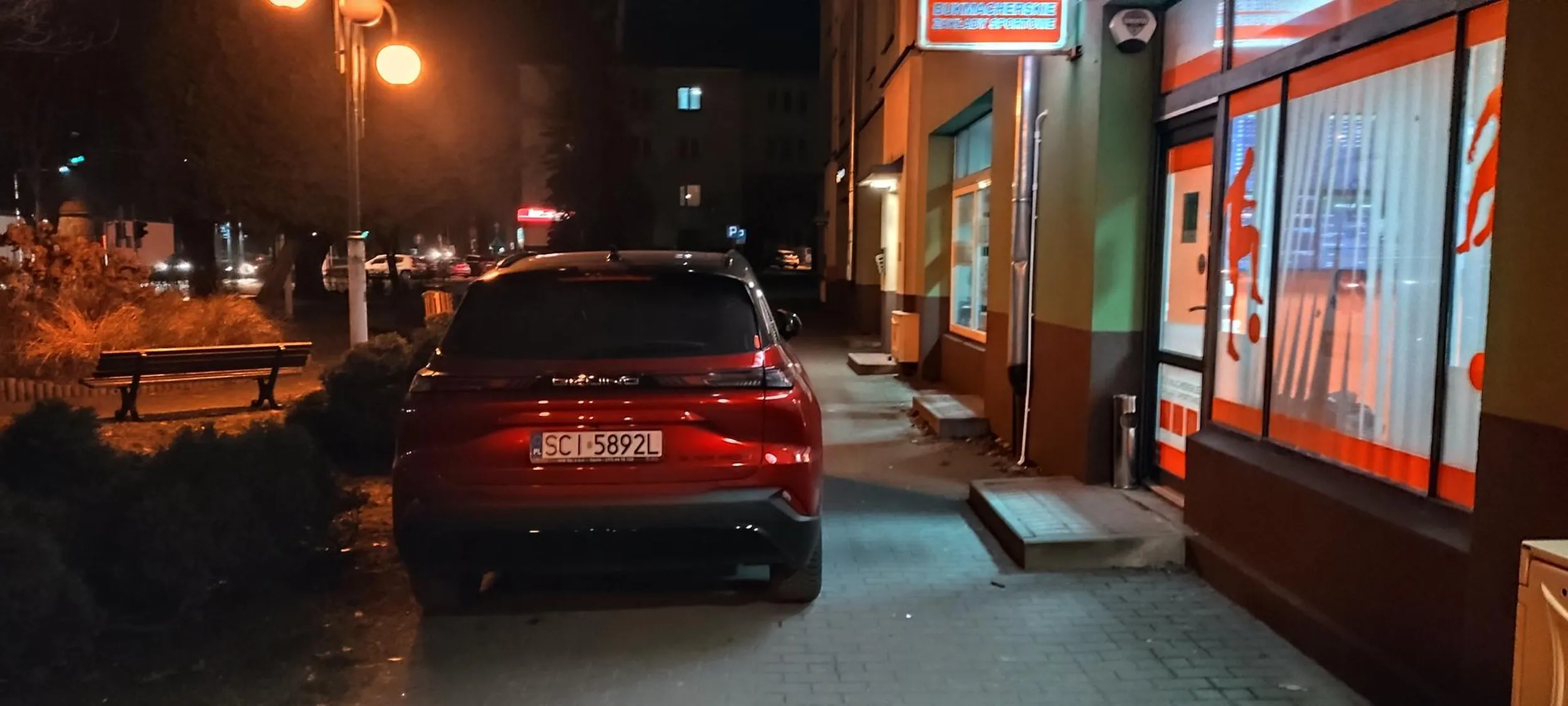 jazda wzdłuż po chodniku oraz parkowanie na nim