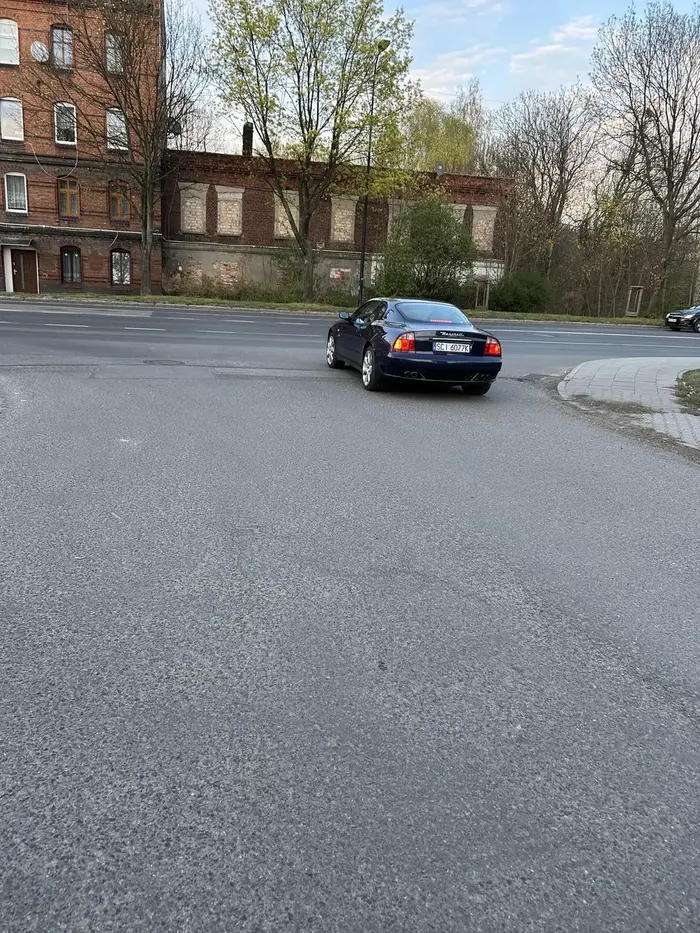 Cham, otwiera drzwi z auta i wywala śmieci za okno